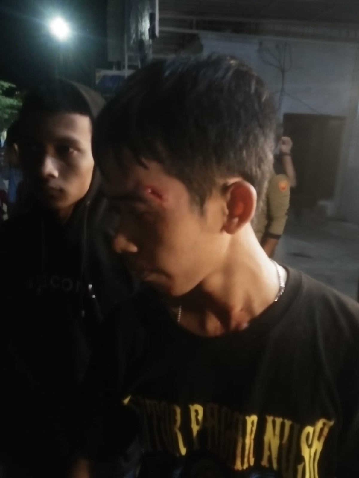 Para pengunjung warung kopi di jalan Kusuma Bangsa Desa Kepatihan Kecamatan Jombang yang menjadi korban penyerangan konvoi sepeda motor.(Foto: Elok Aprianto/jatimnow.com)