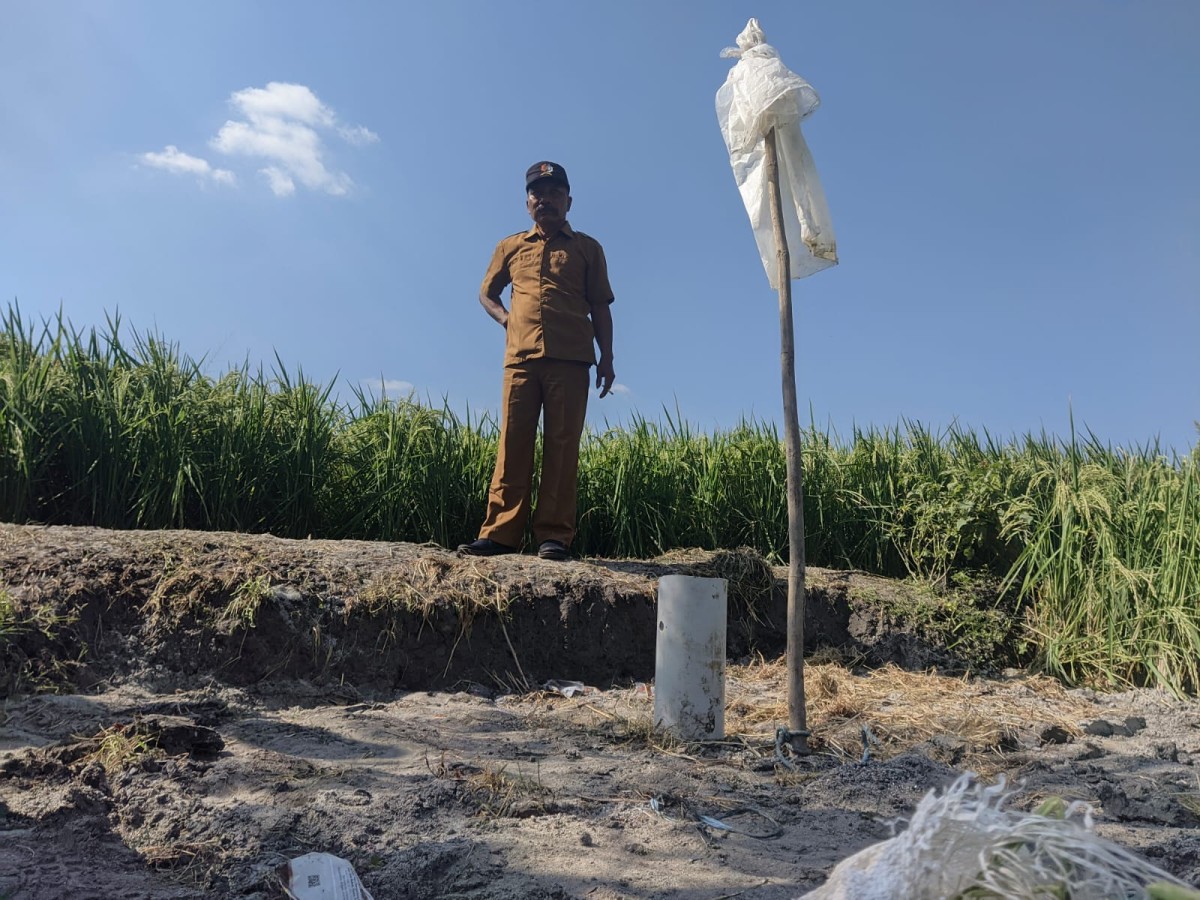 Warsono saat menunjukkan lokasi semburan air. (Foto: Misbahul Munir/jatimnow.com)