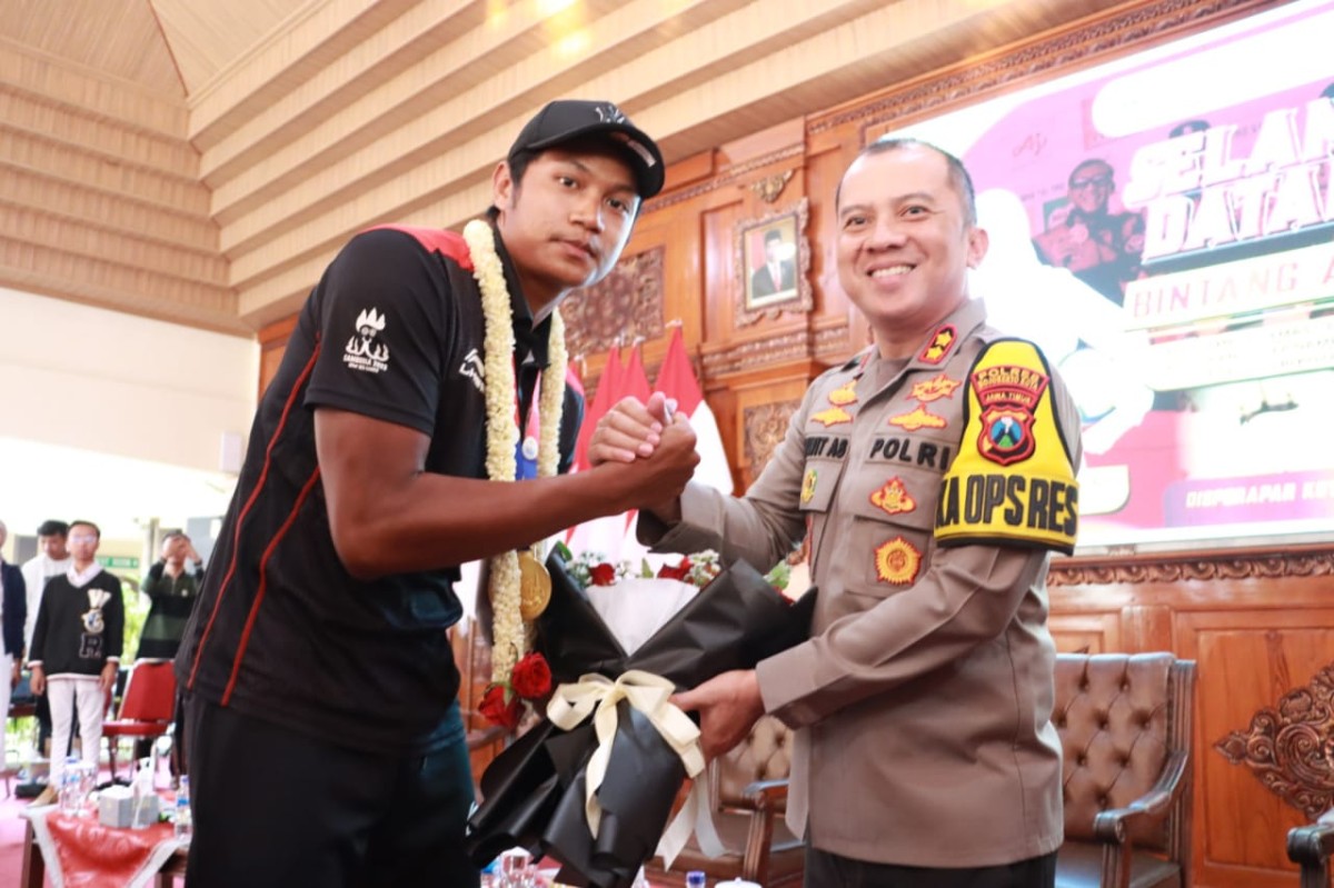 Kapolres Mojokerto Kota AKBP Wiwit Adisatria bersama Bintang Akbar. (Achmad Supriyadi/jatimnow.com)