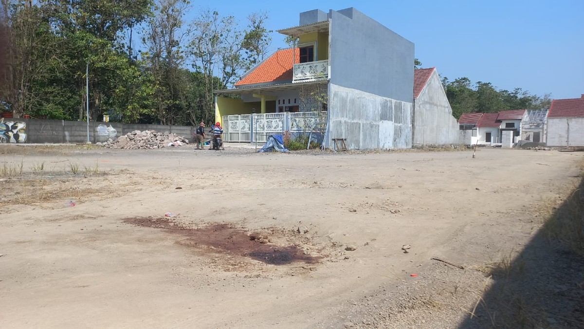 Sisa bercak darah korban di lokasi pengeroyokan Daudi Ardiansyah. (Foto: Waluyo for jatimnow)