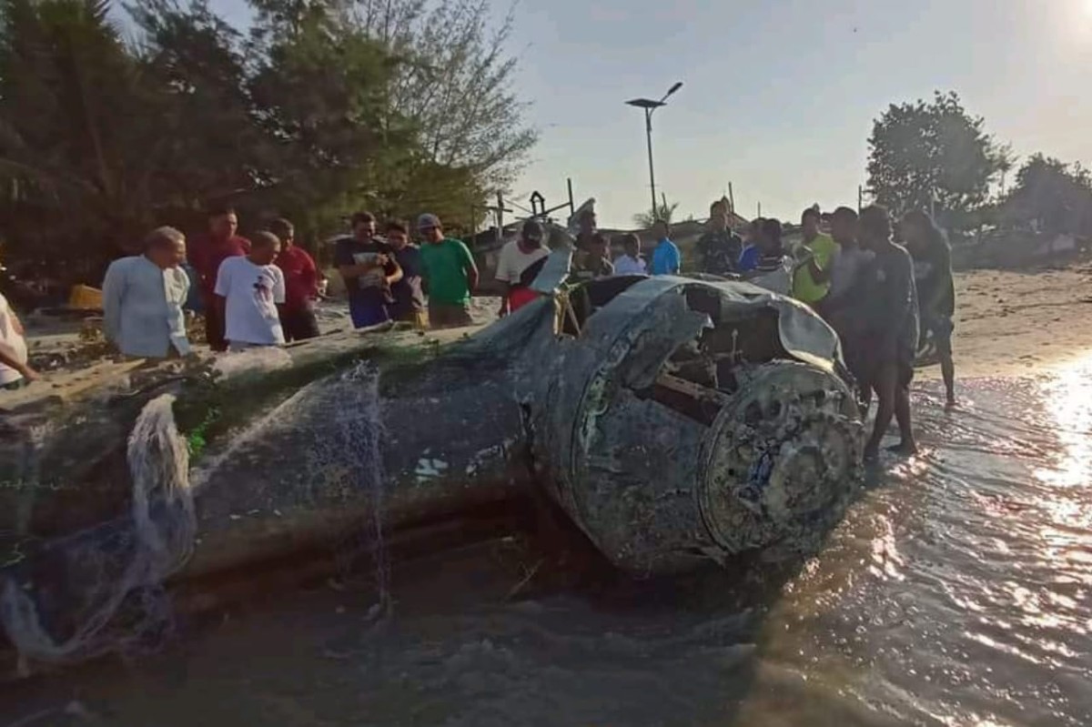 Kondisi bangkai pesawat yang ditemukan nelayan Lamongan. (Foto : Adyad Ammy Iffansah/jatimnow.com)