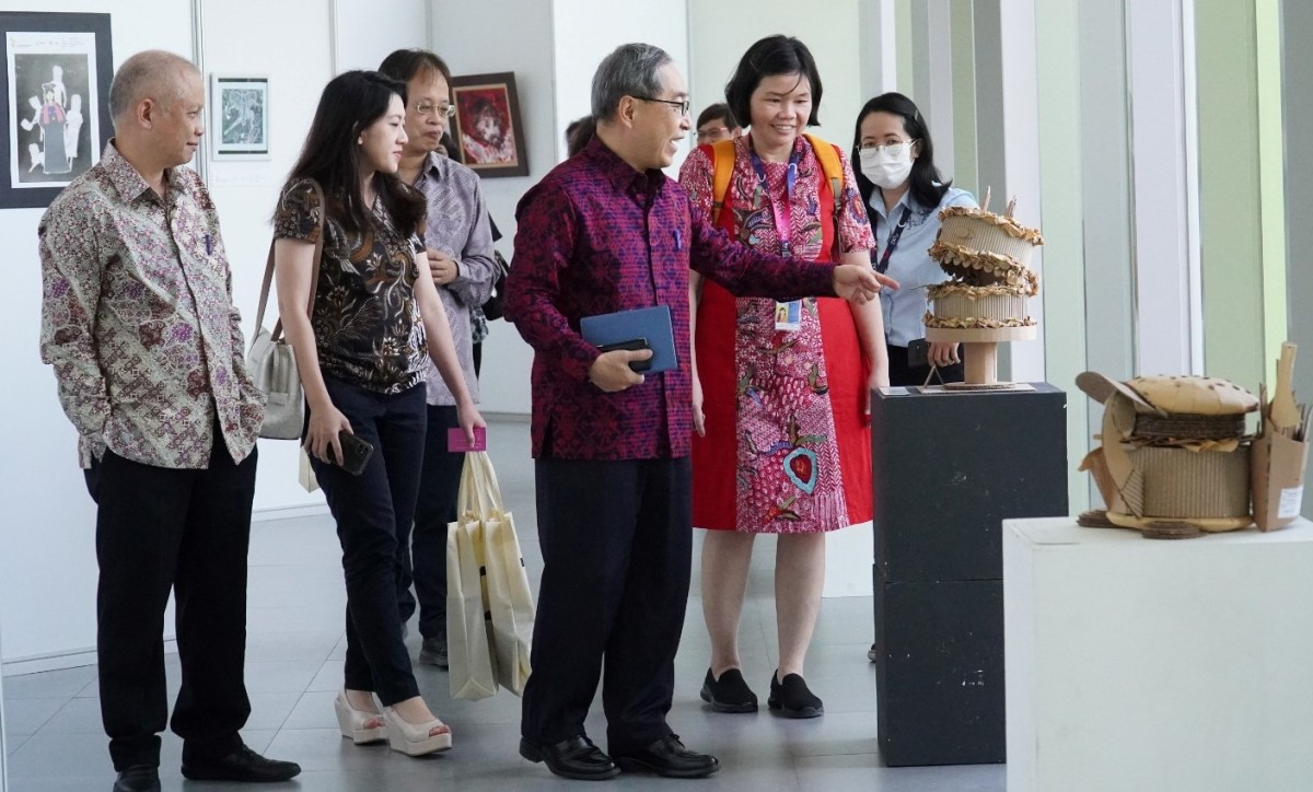 Rektor Petra Christian University (PCU), Prof. Dr. Ir. Djwantoro Hardjito, M. Eng, bersama Isaac Chiu (batik merah), seorang Director General TETO (Taiwan Economic and Trade Office) melihat karya 3D maket karakter berbahan kardus pada Mudikomvis. (Ajeng f