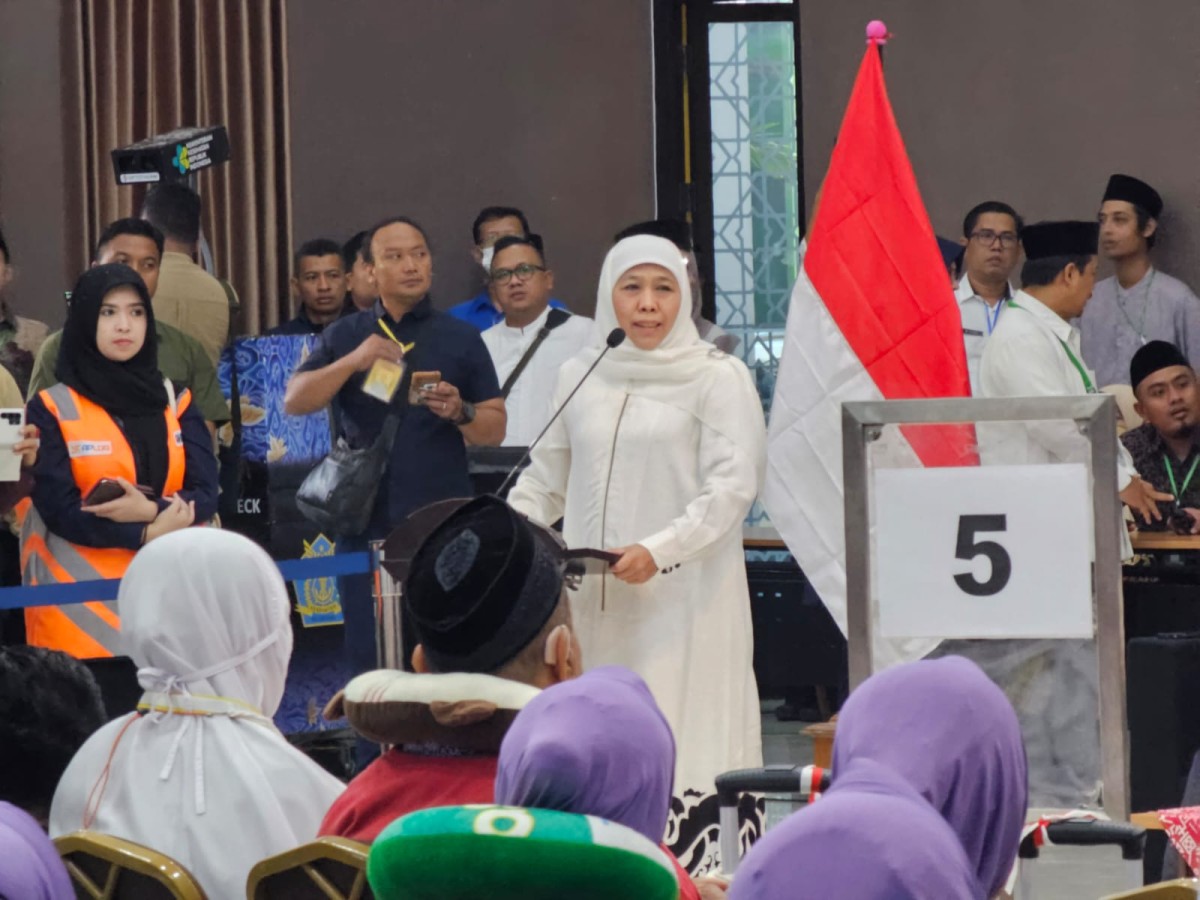 Gubernur Jatim Khofifah Indar Parawansa dan Kemenkumham Jatim Imam Jauhari saat pelepasan CJH Kloter 1 di Asrama Haji Surabaya. (Foto-foto: Kemenkumham Jatim)