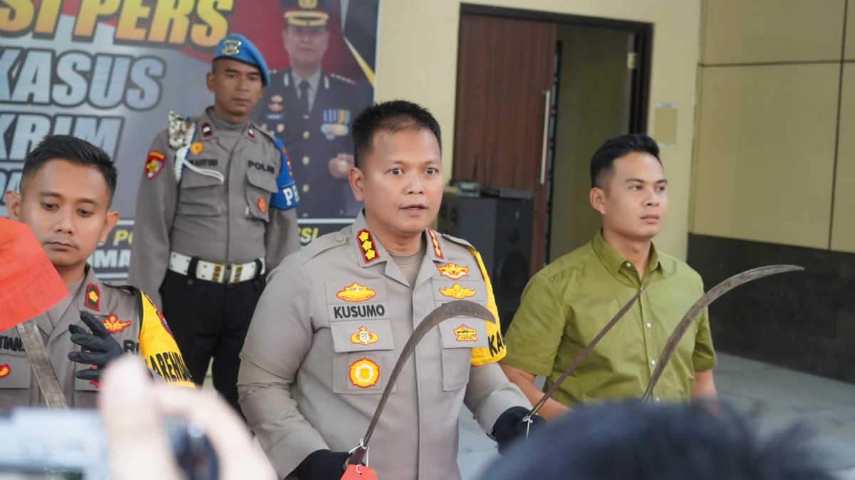 Kapolresta Sidoarjo Kombespol Kusumo Wahyu Bintoro dan Kasat Reskrim Kompol Tiksnarto Andaru Rahutomo beberkan barang bukti sajam. (Achmad Supriyadi/jatimnow)