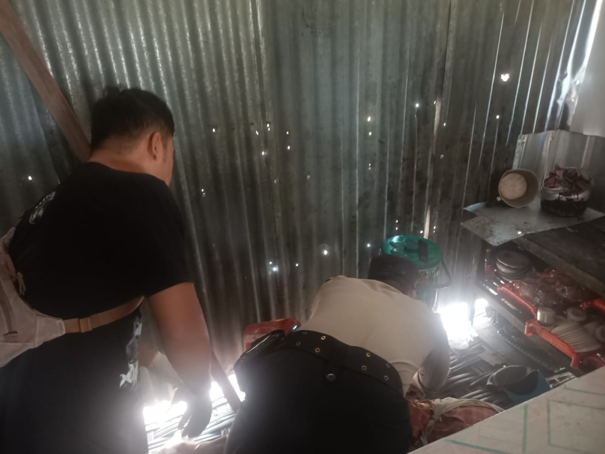 Mayat pria tanpa identitas yang ditemukan tewas di dalam warung kopi. (Foto: Polsek Kedungpring for jatimnow.com)