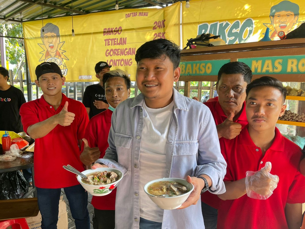 Royhan Ni'amillah atau yang akrab disapa Roy, bos Mafia Gedang juga sekaligus bos bakso Mas Roy. (Foto: Zain Ahmad/jatimnow.com)