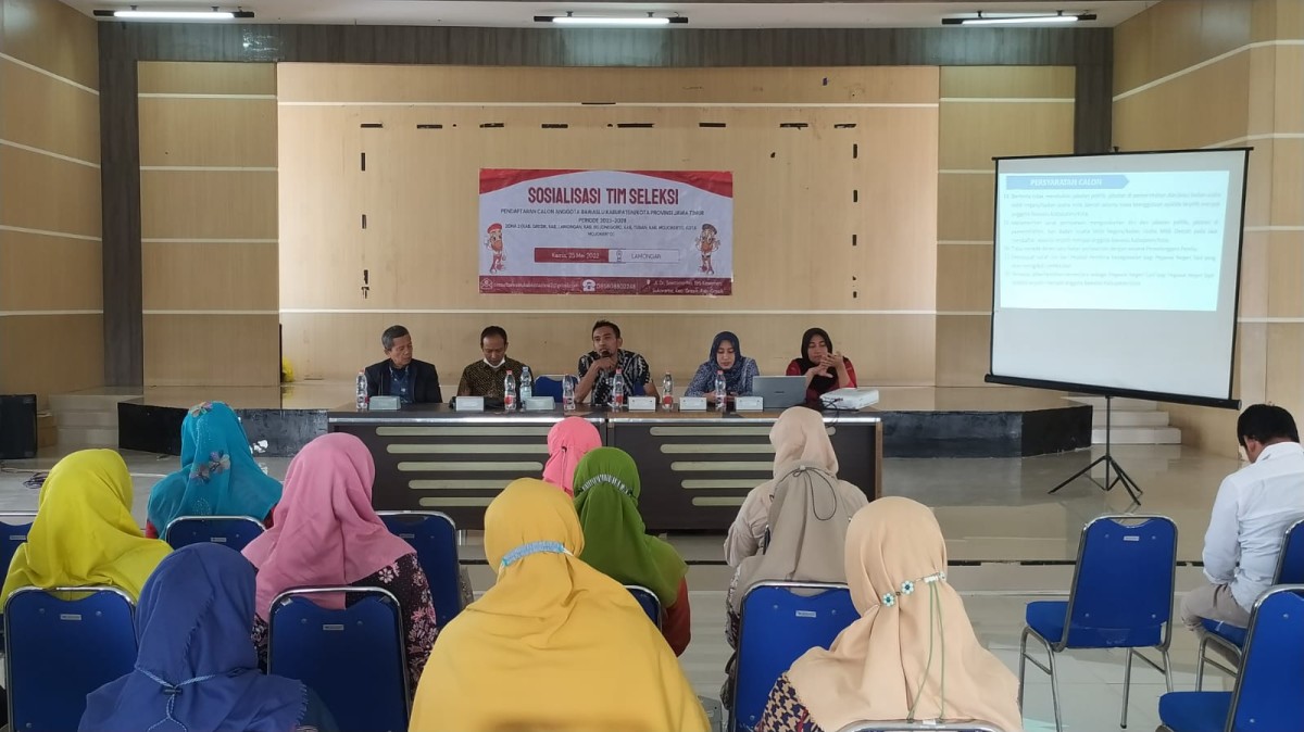 Ketua Tim Seleksi Calon Anggota Bawaslu Zona 2 Jatim, Miftahul Alamudi saat memaparkan tahapan pendaftaran. (Foto: Adyad Ammy Iffansah/jatimnow.com)