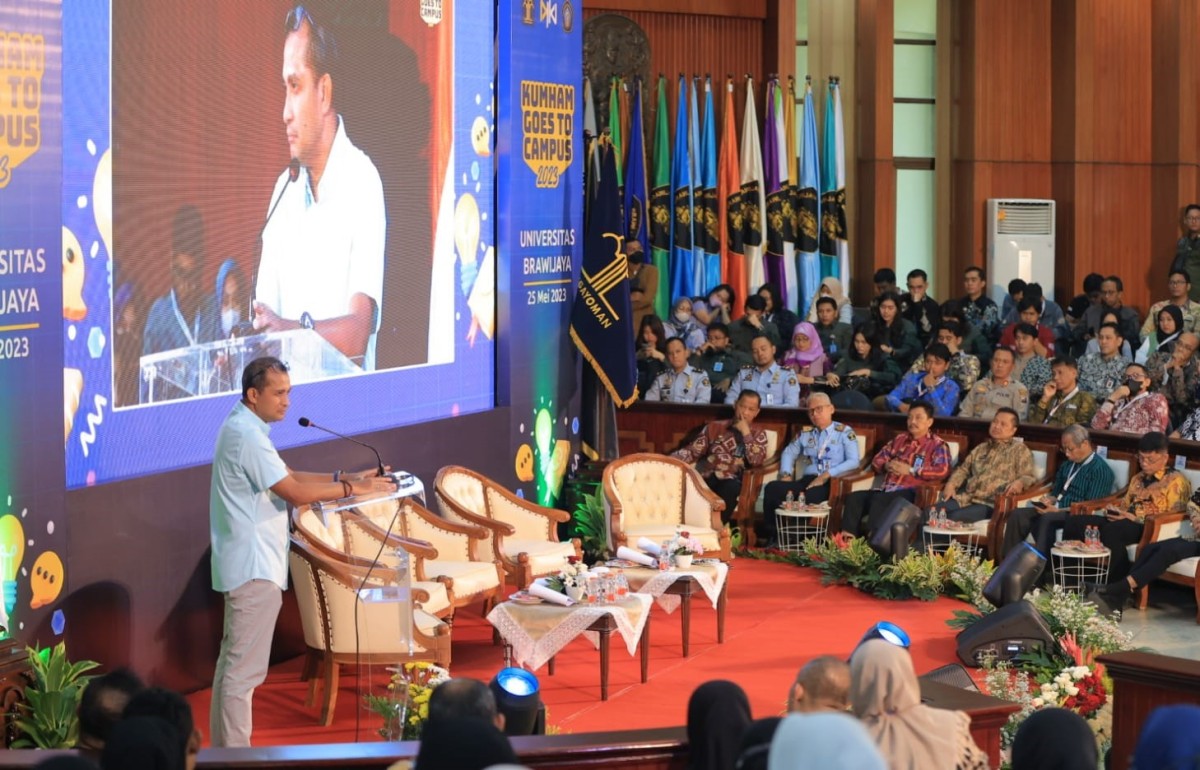 Pembicara lainnya adalah Akademisi Fakultas Hukum Universitas Trisakti Dr. Albert Aries dengan tema Tindak Pidana Khusus dan Tindak Pidana Baru dalam KUHP Nasional. (foto: Humas Kemenkumham Jatim for jatimnow.com).