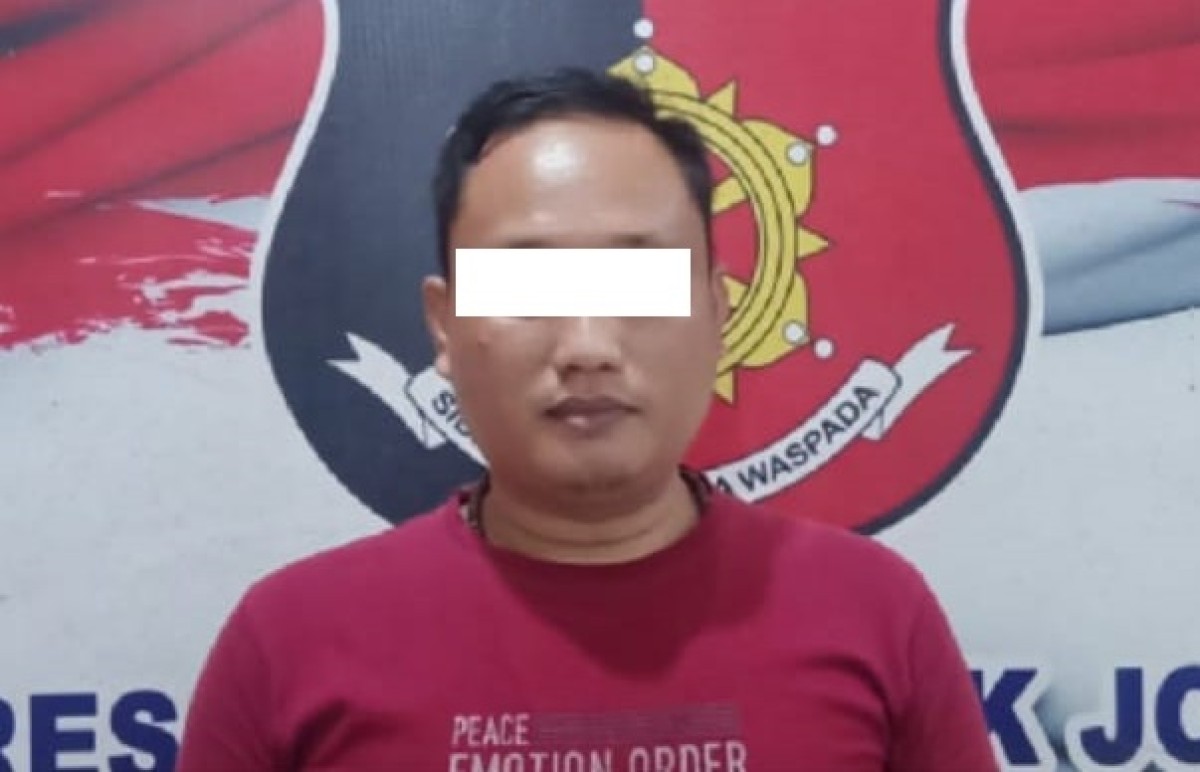 Oknum Satpol PP Jombang saat diamankan polisi. (Foto: Elok Aprianto/jatimnow.com)