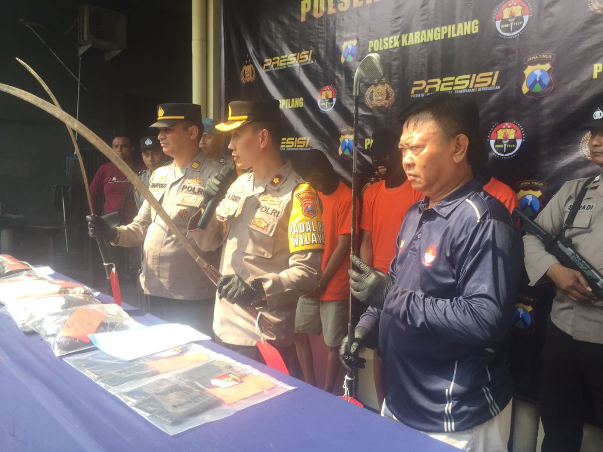 Kapolsek Karang Pilang Surabaya, Kompol A. Risky Fardian Caropeboka bersama anggotanya menunjukkan barang bukti.(foto: Rama  Indra/jatimnow.com)