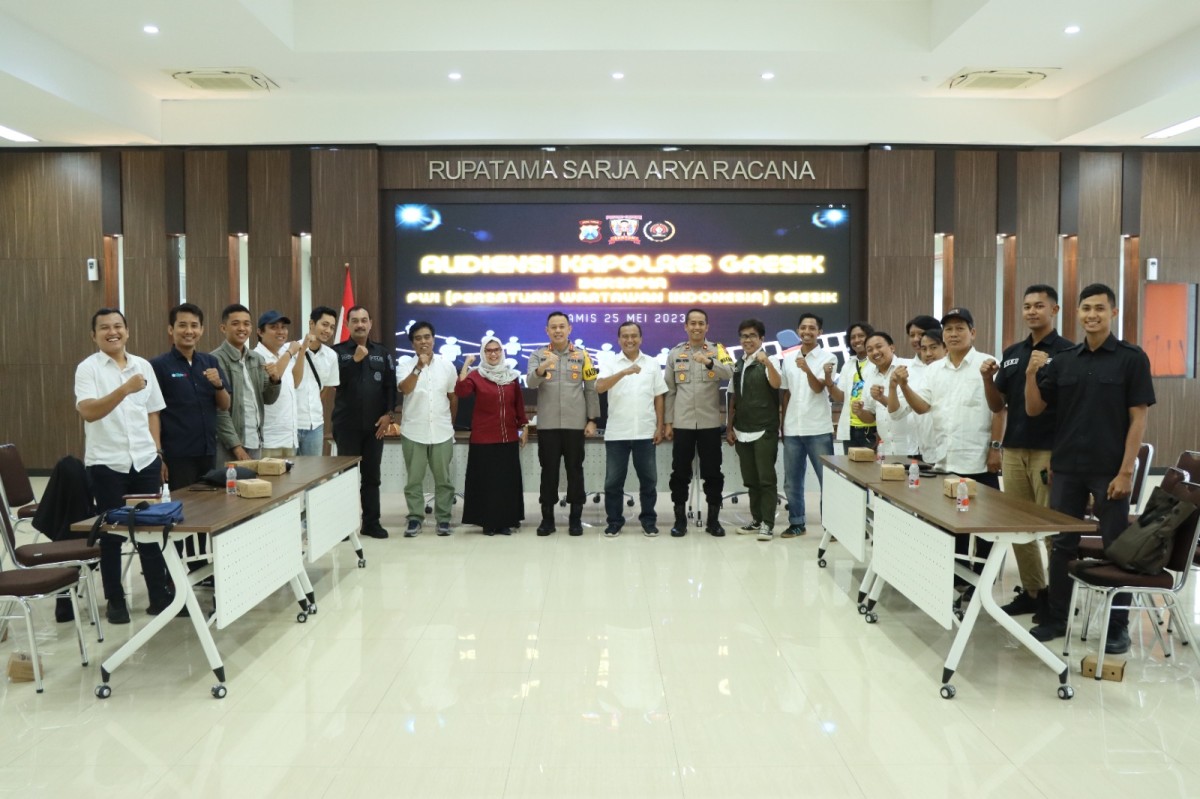 Kapolres Gresik AKBP Adhitya Panji Anom bersama awak media. (Foto: Humas Polres Gresik)