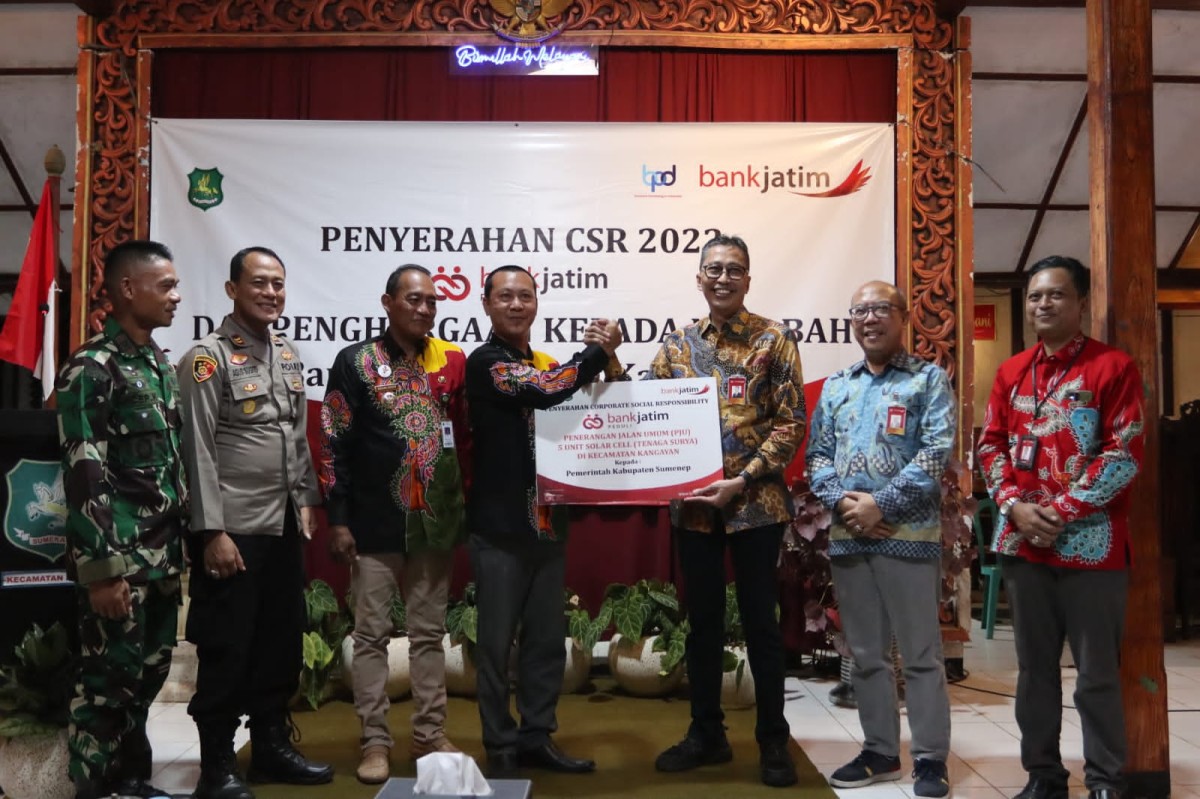 Penyerahan bantuan secara simbolis dari Bank Jatim  yang digelar di Pendopo kecamatan Arjasa.(foto: Niam Kurniawan/jatimnow.com)