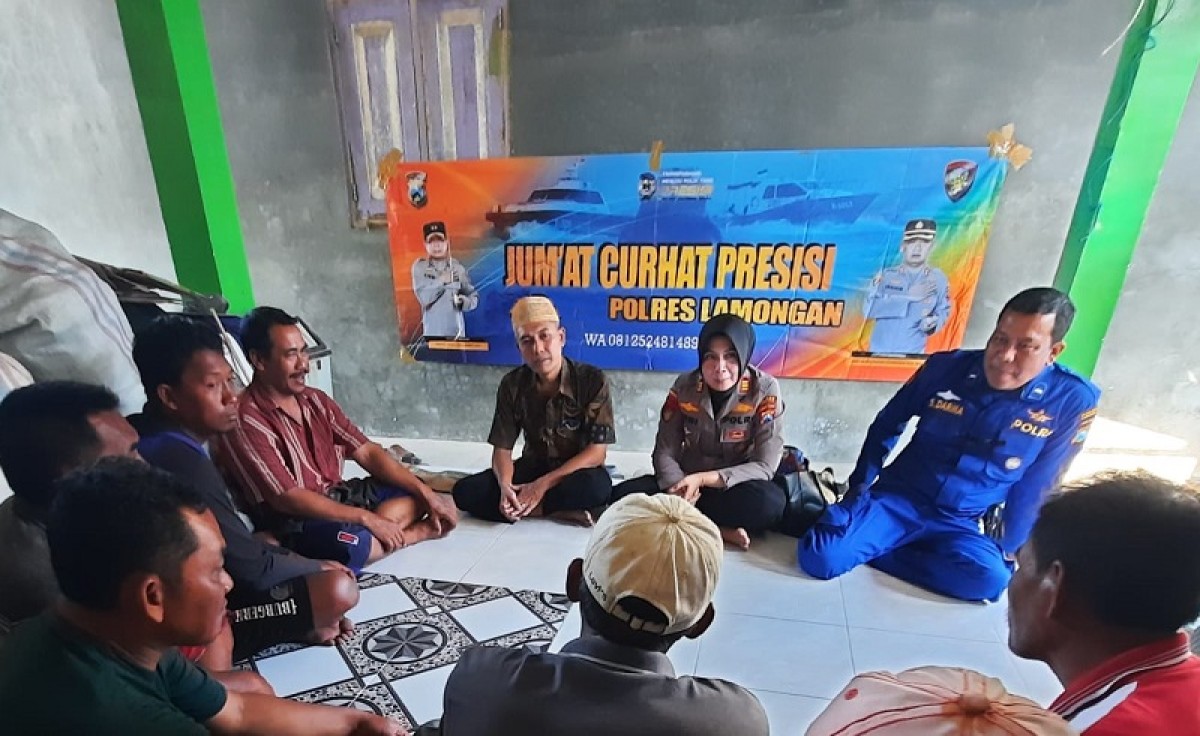 Jumat Curhat Satpolairud Polres Lamongan di Desa Weru, Kecamatan Paciran. (Foto : Adyad Ammy Iffansah/jatimnow.com)