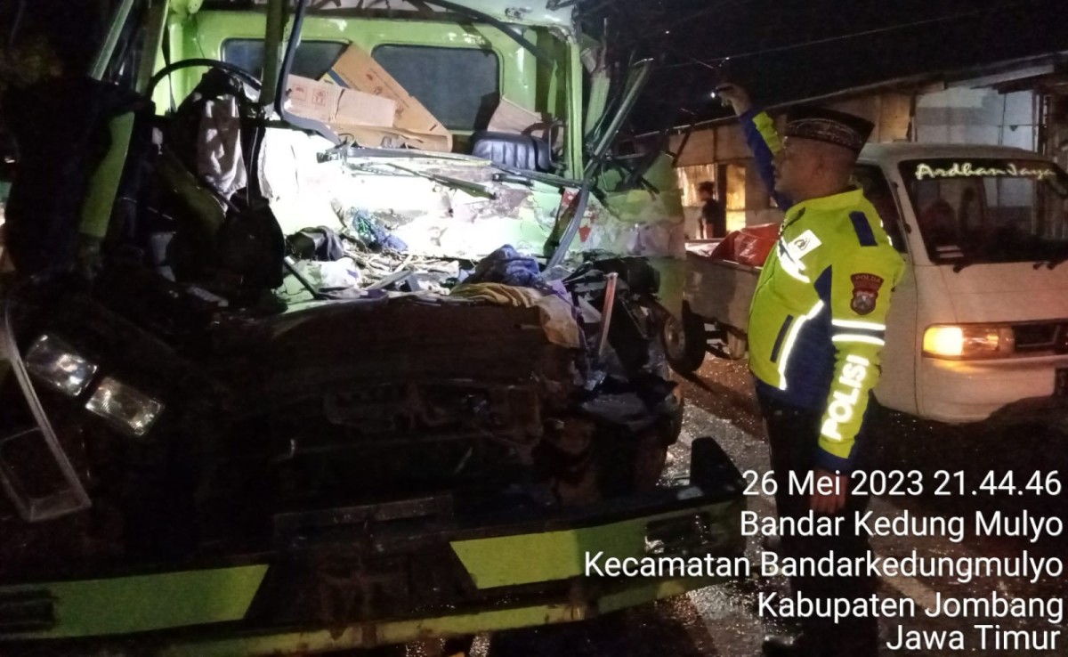 Kondisi truk yang mengalami rusak parah akibat lakalantas beruntun di Jombang.(Elok Aprianto)