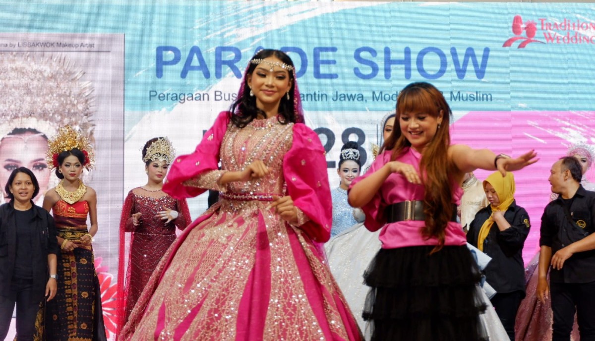 Gelar Fashion Show, Owner Lissa Kwok Iringi Model dengan Bernyanyi