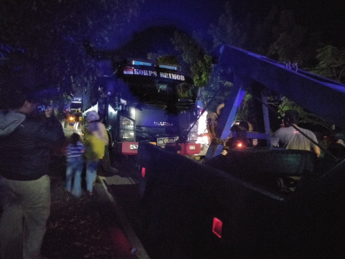 Truk Brimob yang terlibat kecelakaan dievakusi dari lokasi kejadian.(Misbahul Munir/Jatimnow.com).