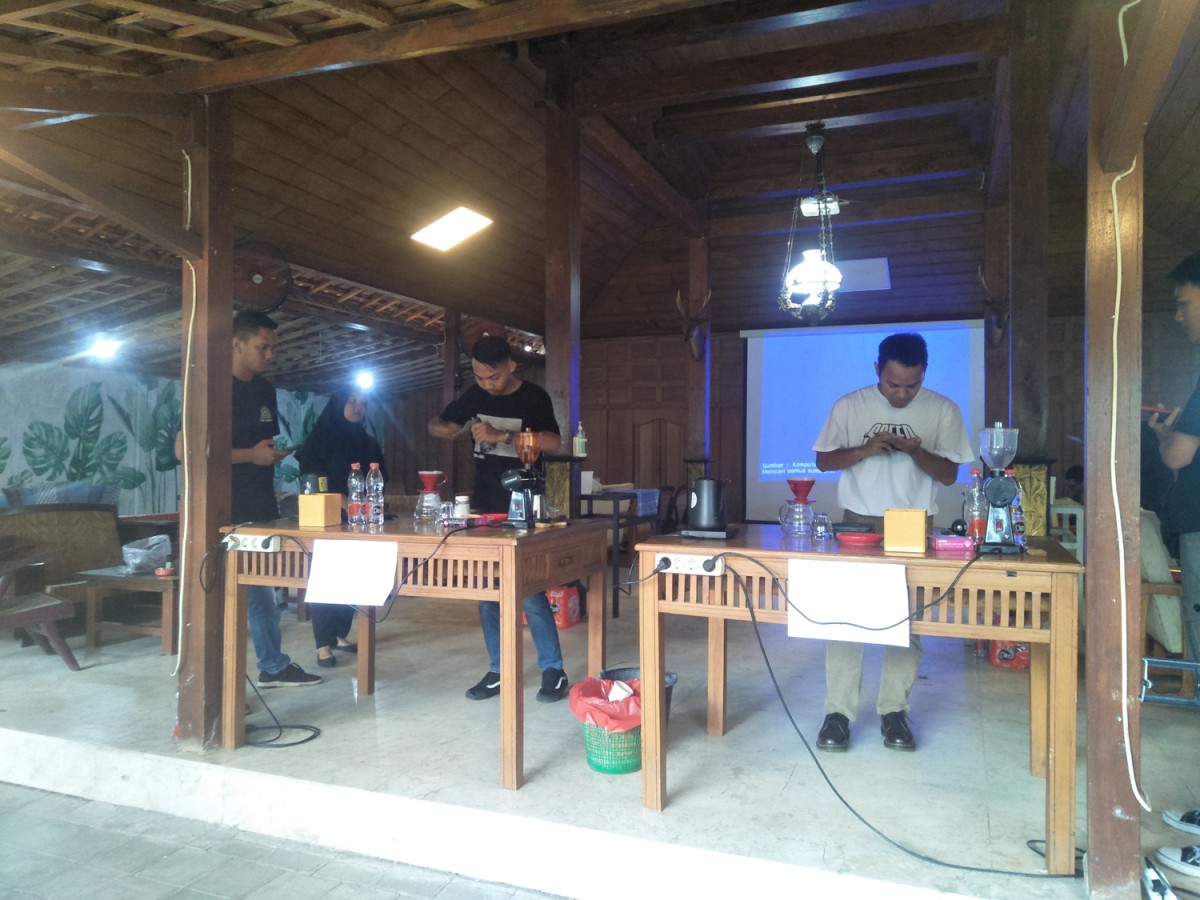 Barista di Bojonegoro Adu Kebolehan Menyeduh Kopi di Ajang Garasi V60 Battle