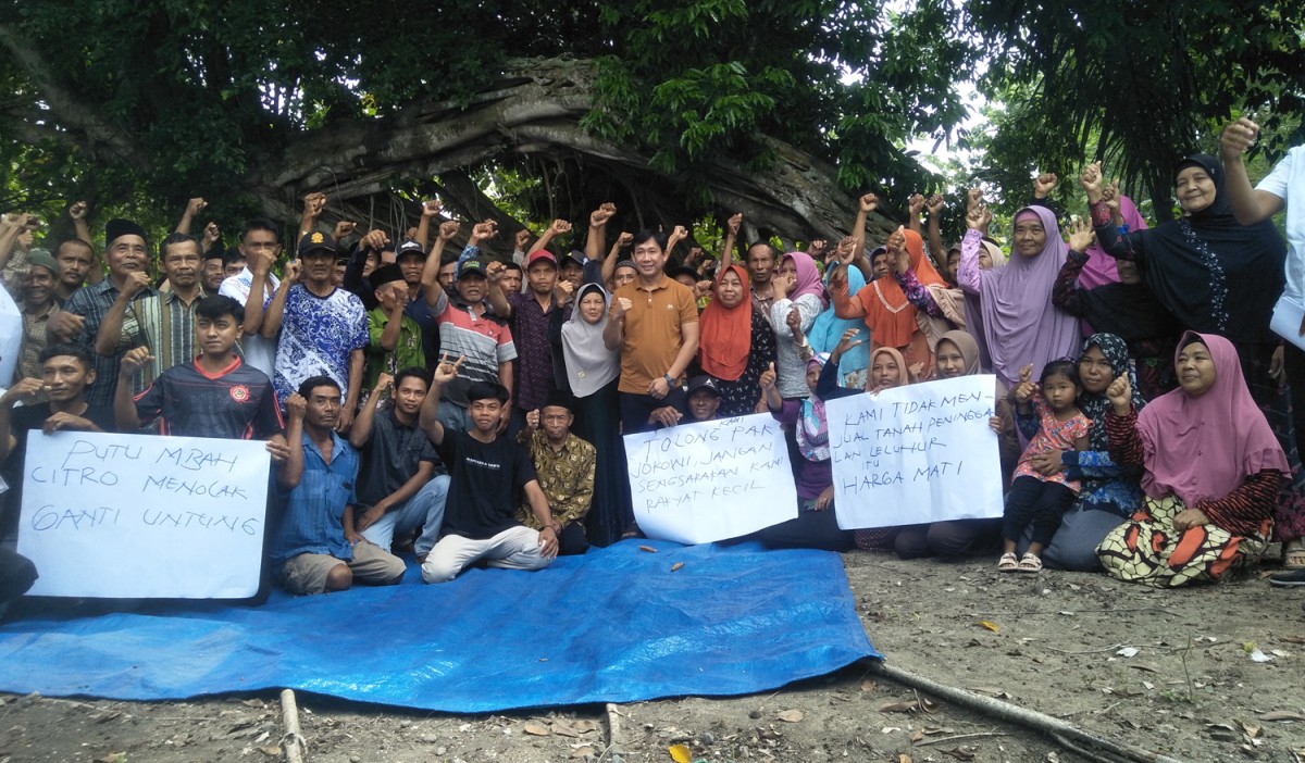 Masyarakat Desa Ngelo menyampaikan aspirasi kepada Wakil Ketua DPRD Bojonegoro Sukur Priyanto (Misbahul Munir/Jatimnow.com)