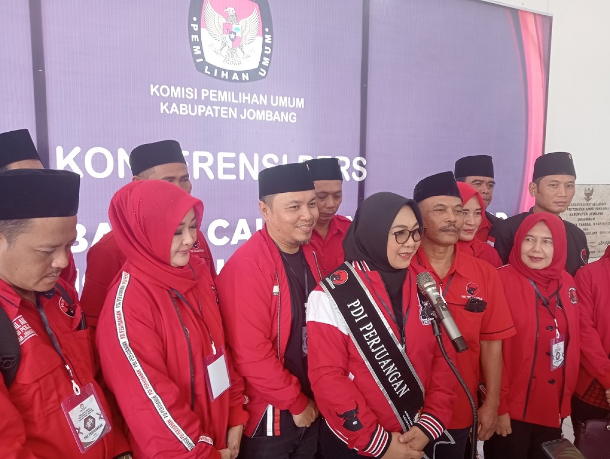 Ketua DPC Perjuangan Kabupaten Jombang, Sadarestuwati saat menemui sejumlah jurnalis di depan kantor KPU Jombang. (Foto: Elok Aprianto/jatimnow.com)