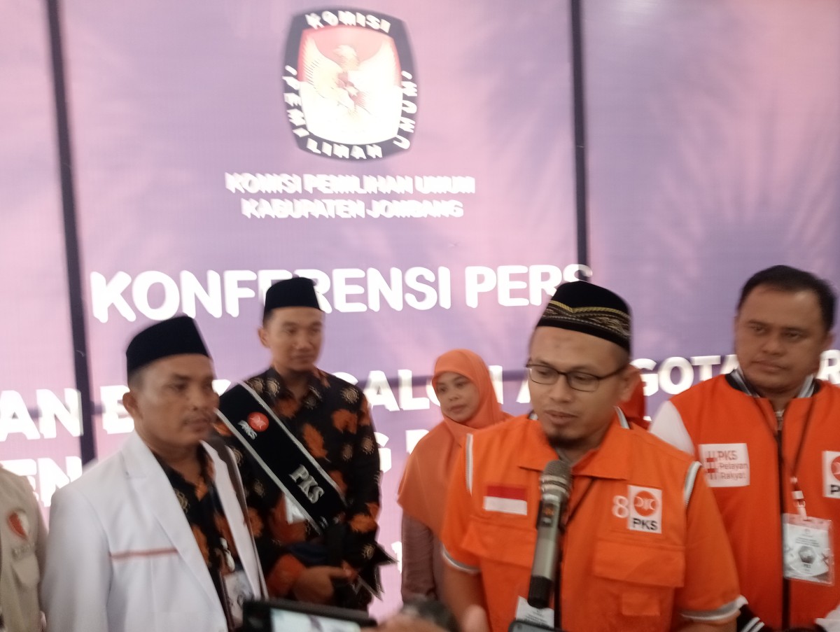 Jajaran pengurus DPD PKS Kabupaten Jombang, usai mendaftarkan bacalegnya ke kantor KPU Jombang.(Elok Aprianto/jatimnow.com)