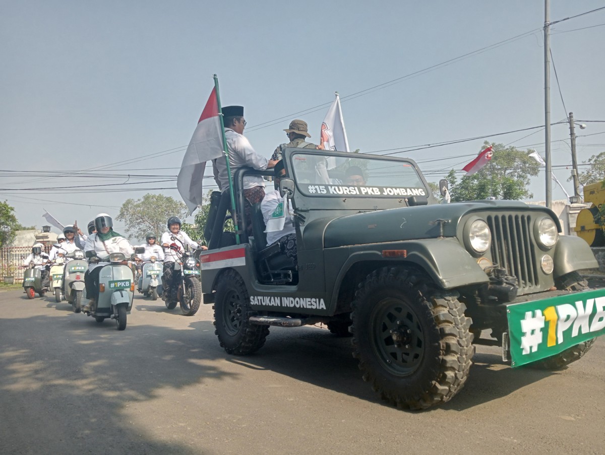 Jajaran pengurus DPC PKB Jombang yang mengendarai Vespa saat mendaftarkan bacalegnya ke KPU Jombang.(Elok Aprianto/jatimnow.com)