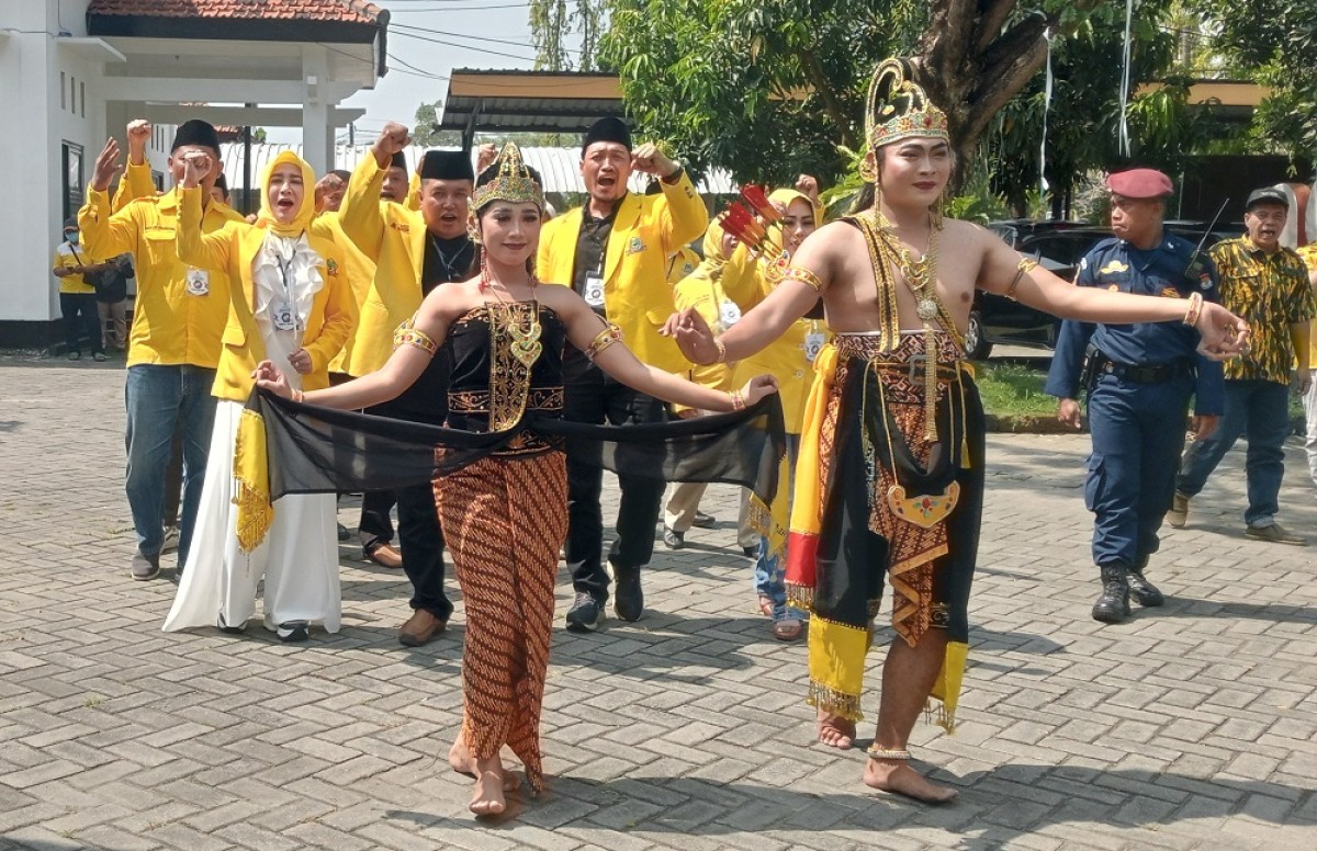 Rama Sinta saat mengiringi pendaftaran Bacaleg Partai Golkar ke KPU Jombang.(Foto: Elok Aprianto/jatimnow.com)