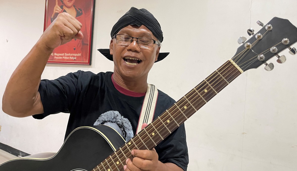 Seniman asal Jogjakarta, Sambi Bagaskara yang diamankan Satpol PP Surabaya. (foto: Jaka for jatimnow.com).