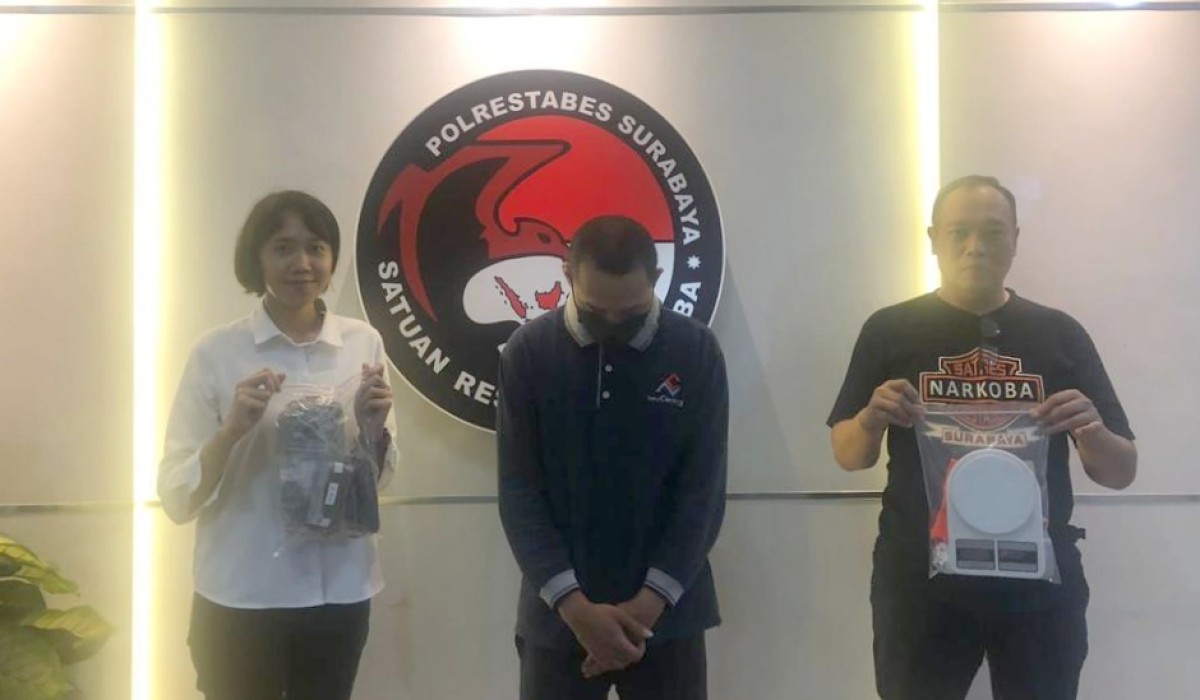 Tersangka narkoba yang diamankan diapit petugas. (Foto: Satnarkoba Polrestabes Surabaya)