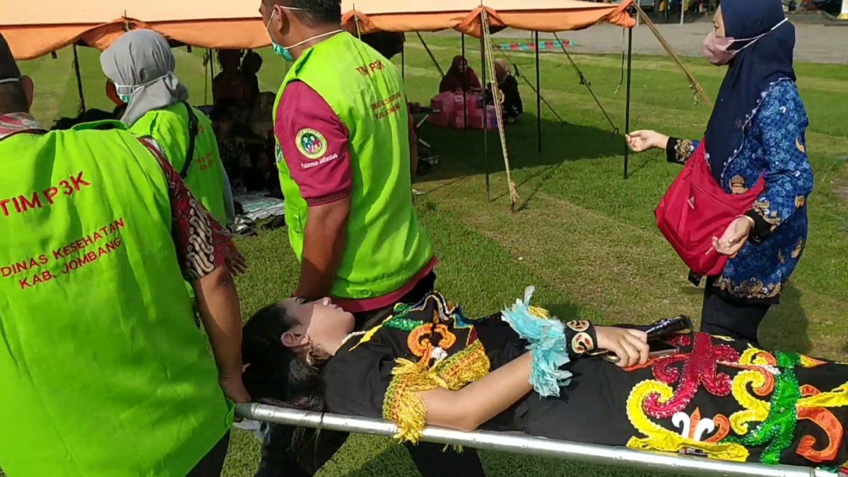 Sejumlah ASN dan pelajar yang jatuh pingsan saat mengikuti upacara Hardiknas. (Foto: Elok Aprianto/jatimnow.com)