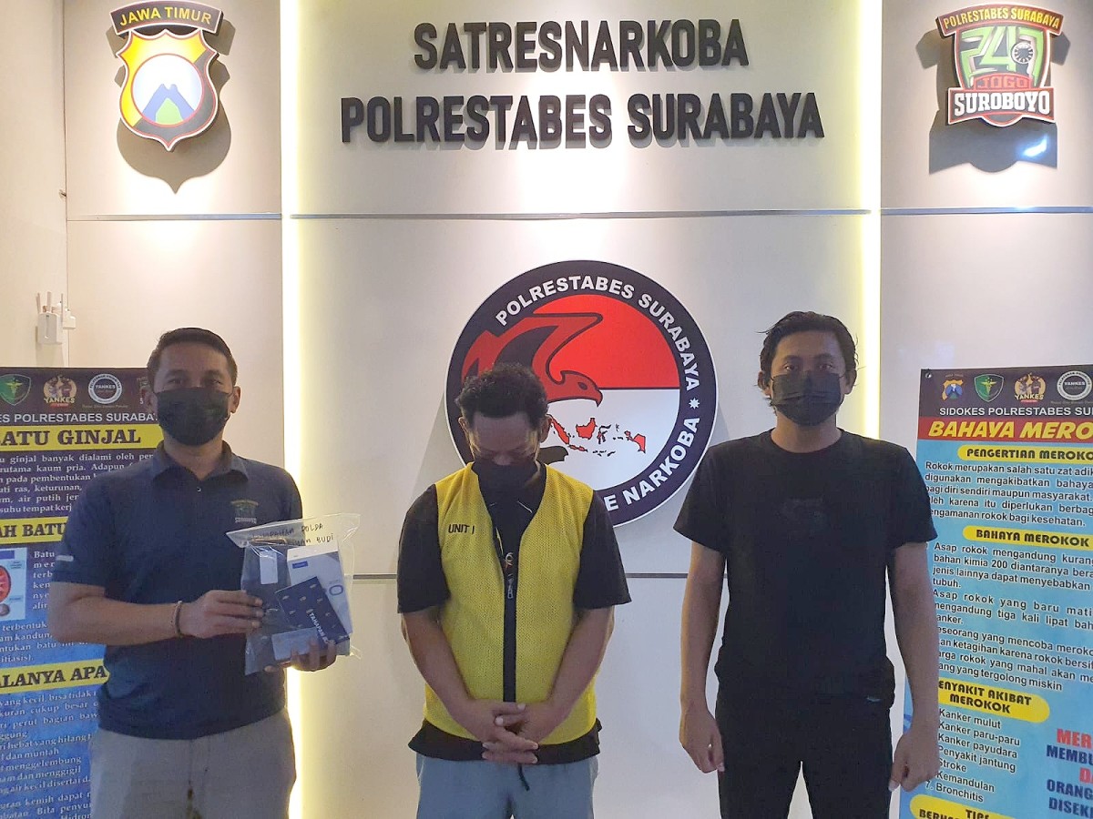 Sebuah Rumah Kos di Surabaya Digerebek Polisi karena Sering Digunakan Ajang Pesta Sabu