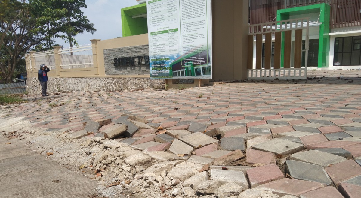 Kondisi paving di SMPN 7 Batu yang sudah rusak.(foto: Galih Rakasiwi)