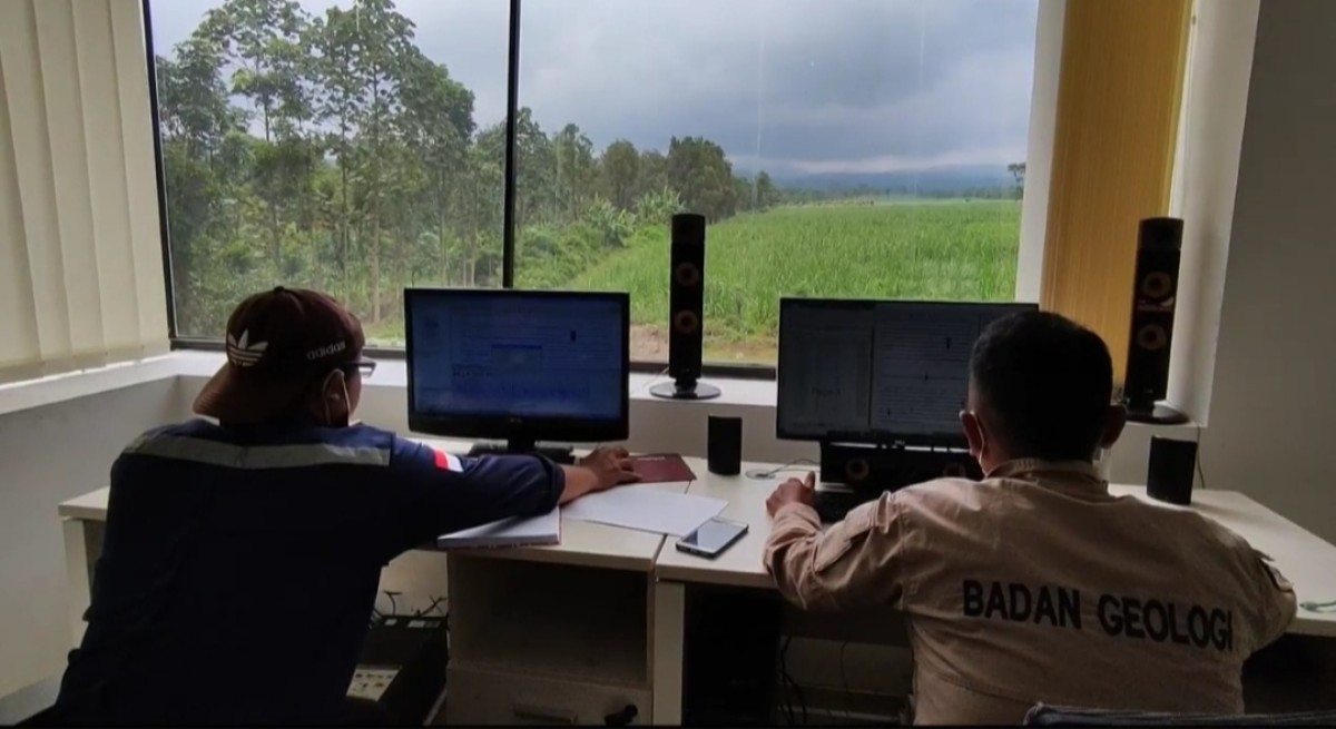 Petugas PPGA mengamati aktivitas terkini Gunung Raung (Foto: Eko Purwanto/jatimnow.com)