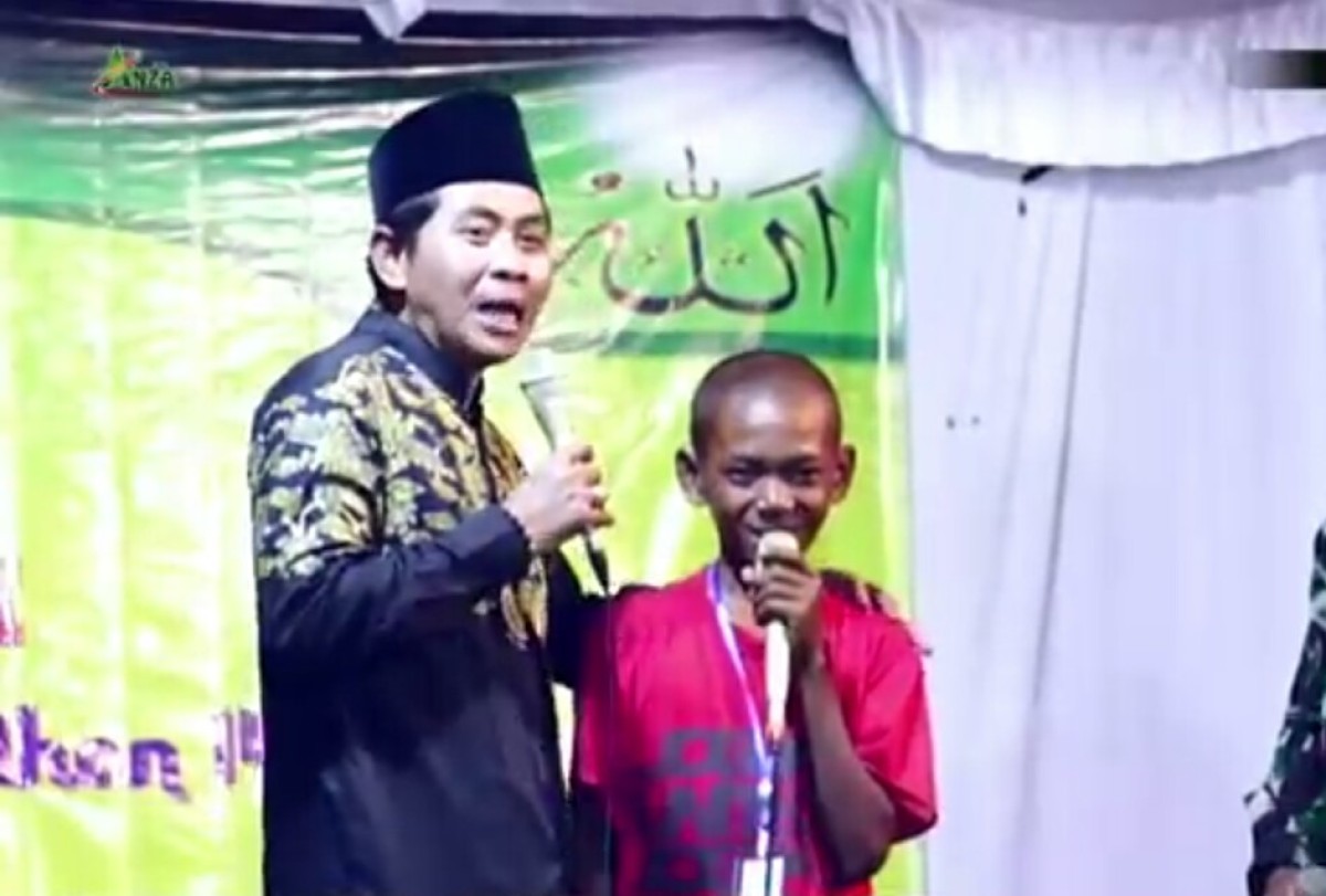Tangkap layar video Farhan Abimanu saat ngaji bersama KH Anwar Zahid (dok istimewa)