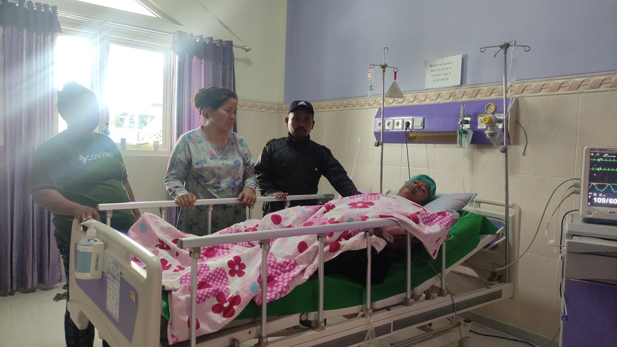 Slamet (42), korban selamat insiden pembacokan sesama mitra kerja di Perkebunan Kalitelepak PTPN XII yang kini masih terbaring di ruang ICU RS Al Huda Gambiran. (Foto: Eko Purwanto)