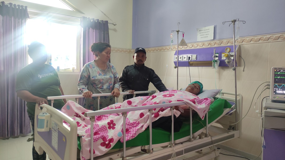 Slamet (43) korban pembacokan rekannya sendiri saat menjalani perawatan di ruang ICU RS Al Huda Gambira. (foto: Eko Purwanto/jatimnow.com).