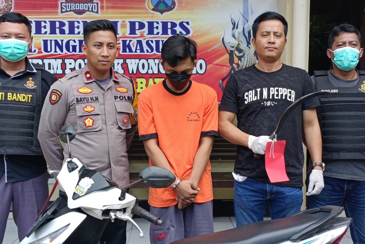 ersangka beserta barang bukti diamankan polisi. (Foto: Rama Indra/jatimnow.com)