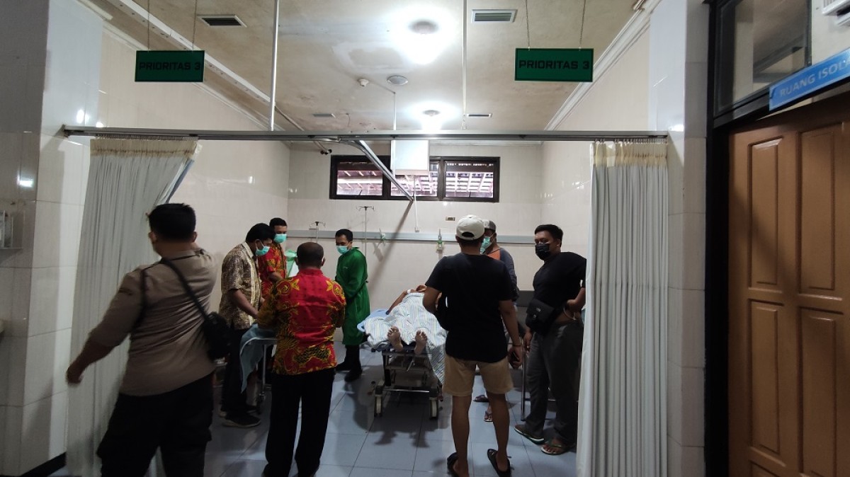 Terduga pelaku SN (50), saat mendapatkan perawatan di IGD RSUD Genteng. (Foto: Eko Purwanto/jatimnow.com)