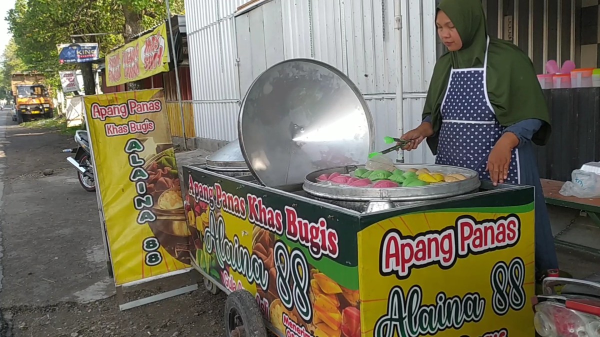 Jual Kue Apang Khas Bugis, Emak-emak di Jombang Raup Cuan Jutaan Rupiah