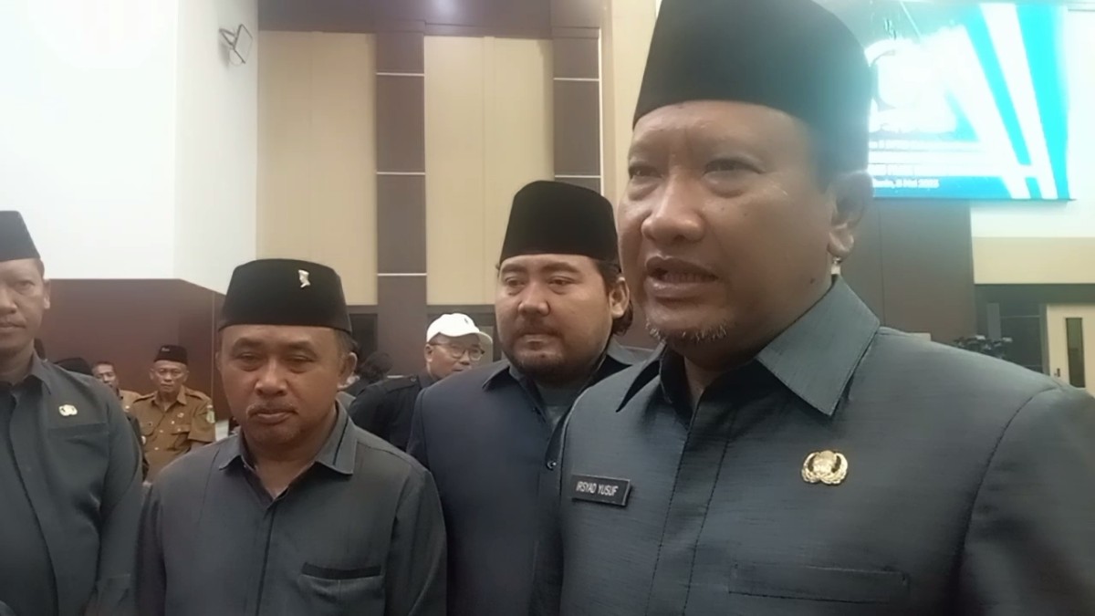 Bupati Pasuruan Irsyad Yusuf usai mengikuti sidang paripurna.(foto:Mochamad Rois/jatimnow.com)