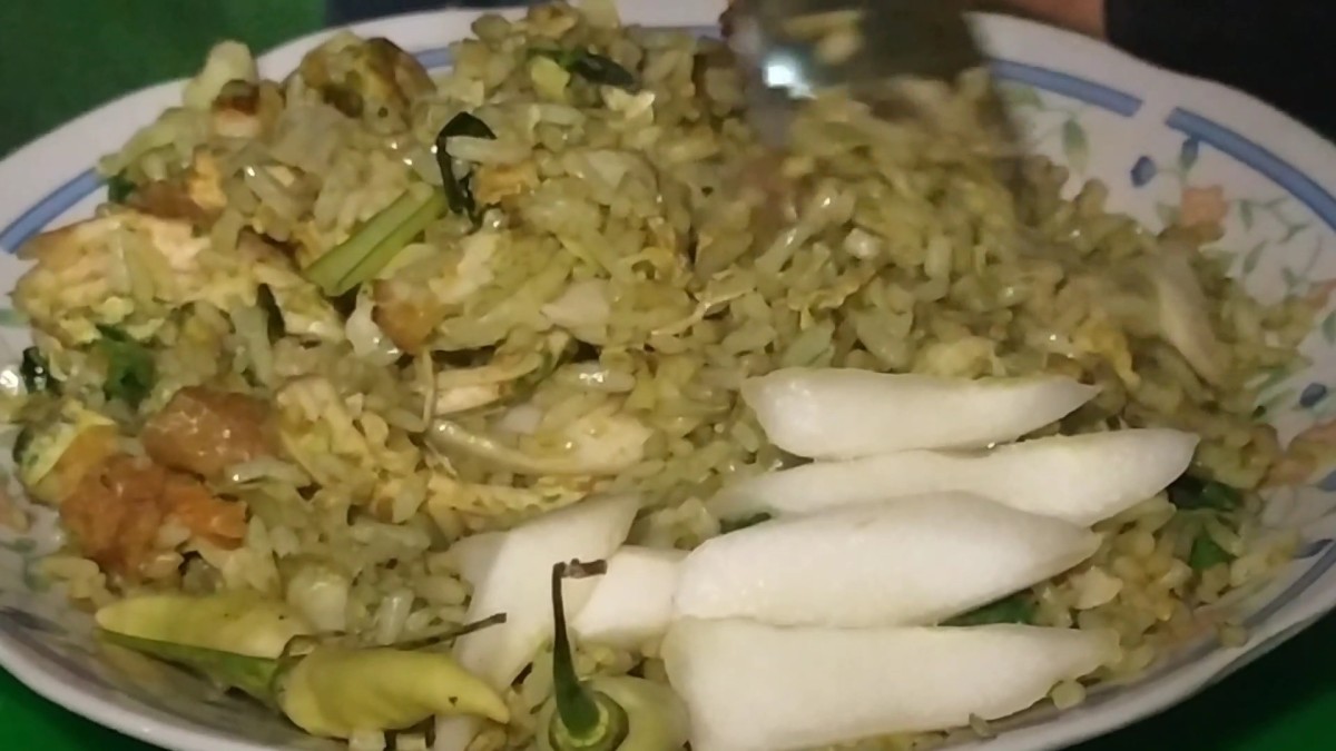 Nasi goreng hijau yang menjadi sasaran kuliner warga di Jombang. (Foto-foto: Elok Aprianto/jatimnow.com)