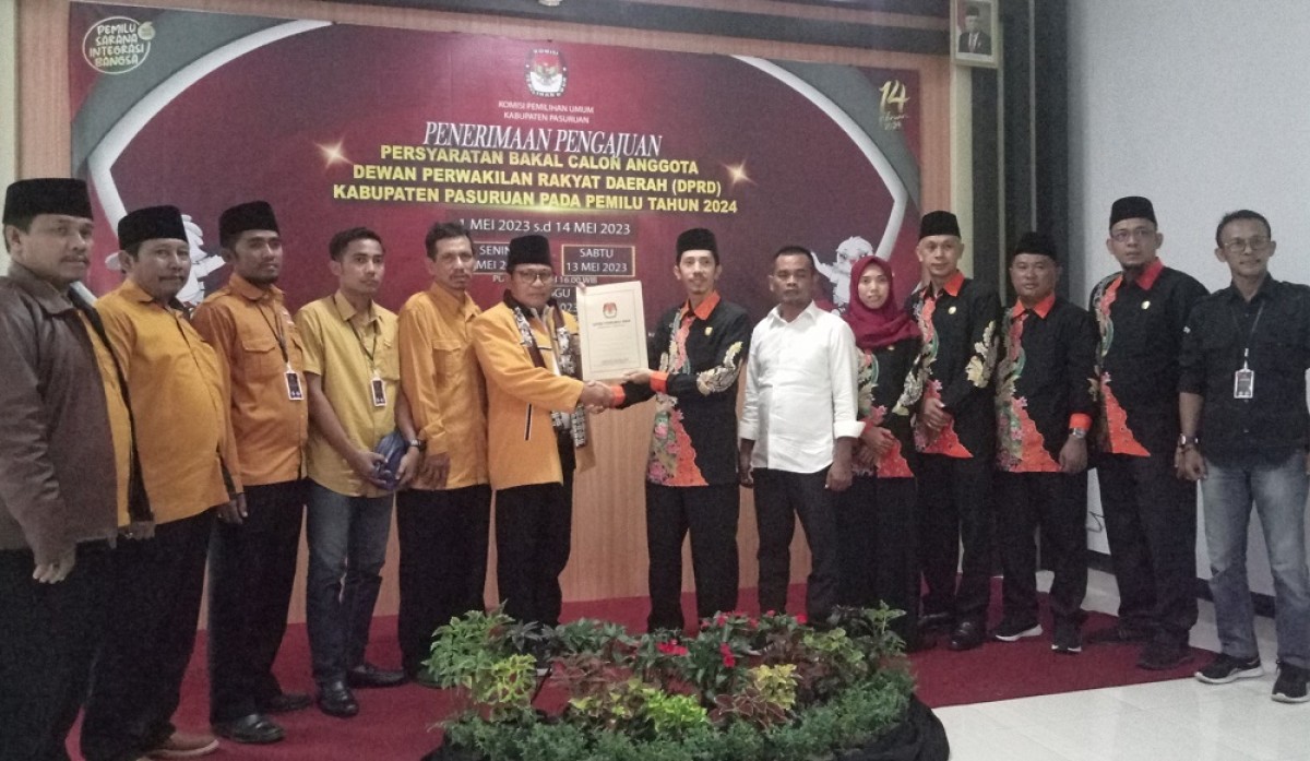 KPU Kabupaten Pasuruan menerima berkas pendaftaran dari Partai Hanura. (Foto: Moch. Rois/jatimnow.com)