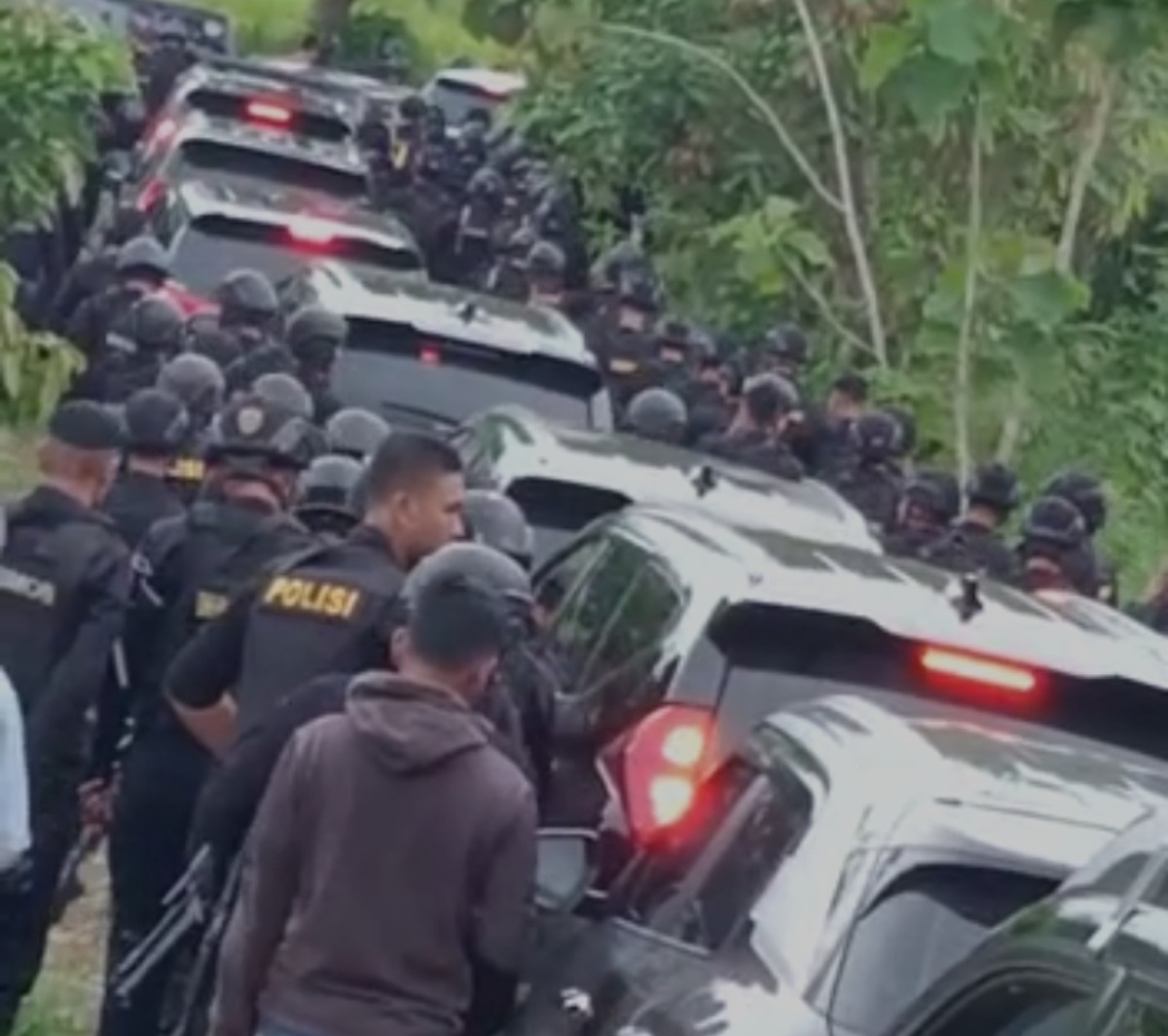 Ratusan anggota Brimob mengamankan penghitungan suara di Desa Banyuning Laok, Bangkalan. (Foto-foto: Fathor Rahman/jatimnow.com)