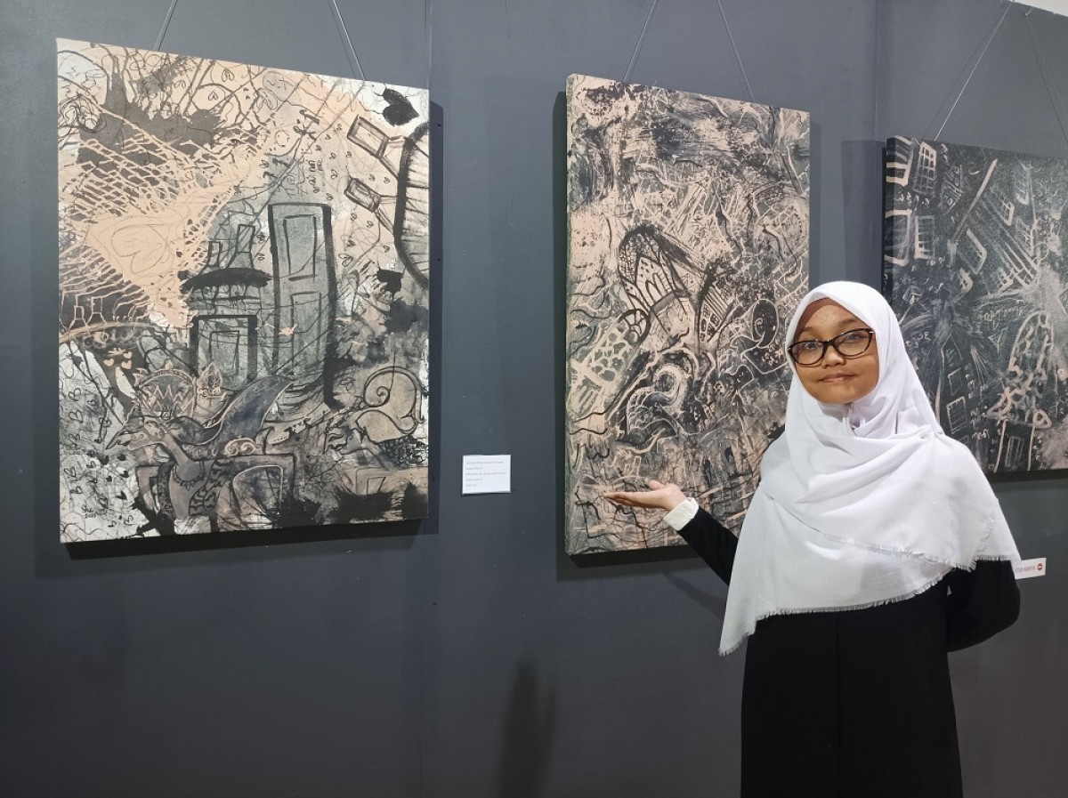 Shafi R dan karyanya bertema Surabaya Lan Wayangku (Foto: Sahlul Fahmi/jatimnow.com)