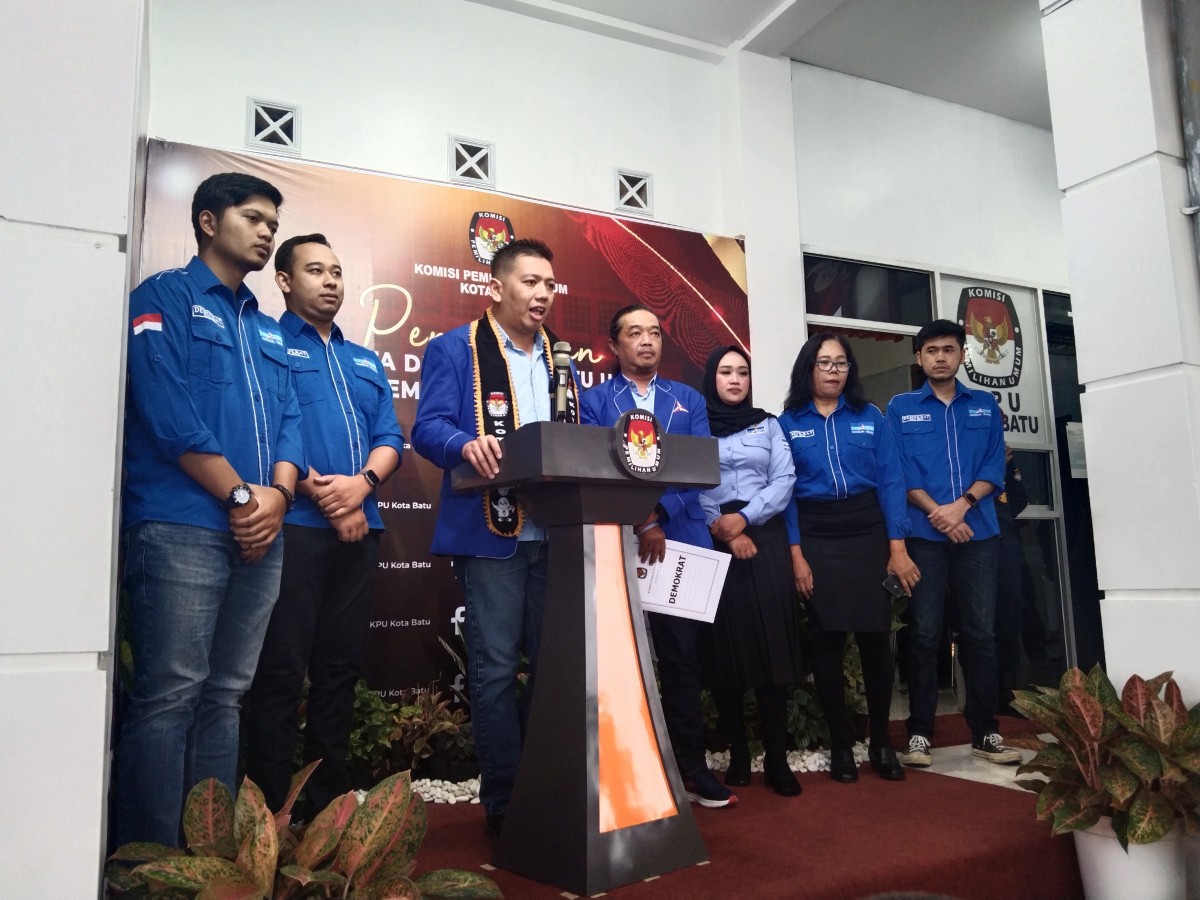 Ketua DPC Partai Demokrat Kota Batu Hendra Angga Sonata saat memberikan konferensi pers setelah menyelesaikan tahapan pendaftaran bacaleg (Foto: Galih Rakasiwi/jatimnow.com)