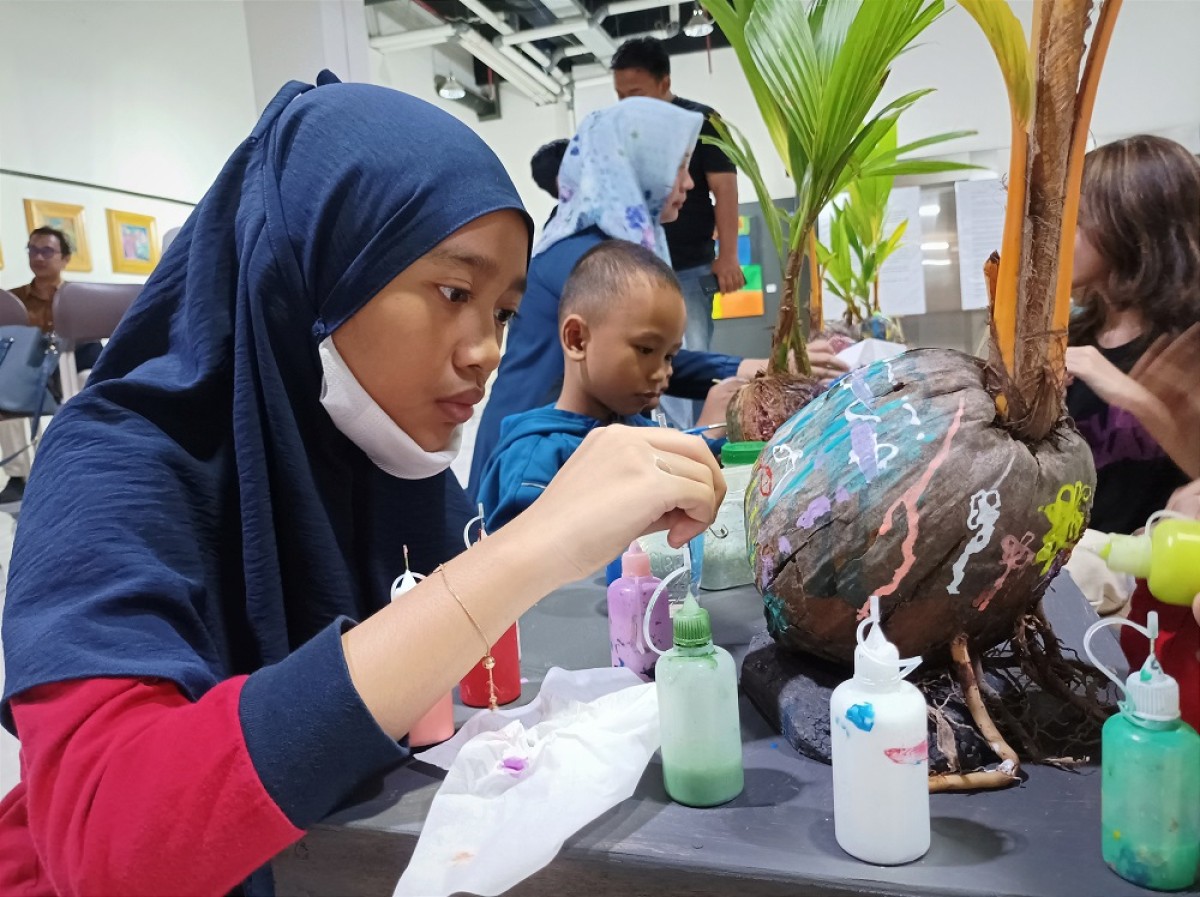 Siswa Sanggar Daun saat melukis tunas kelapa dalam aksi seni rupa lingkungan hidup (Foto-foto: Sahlul Fahmi/jatimnow.com)