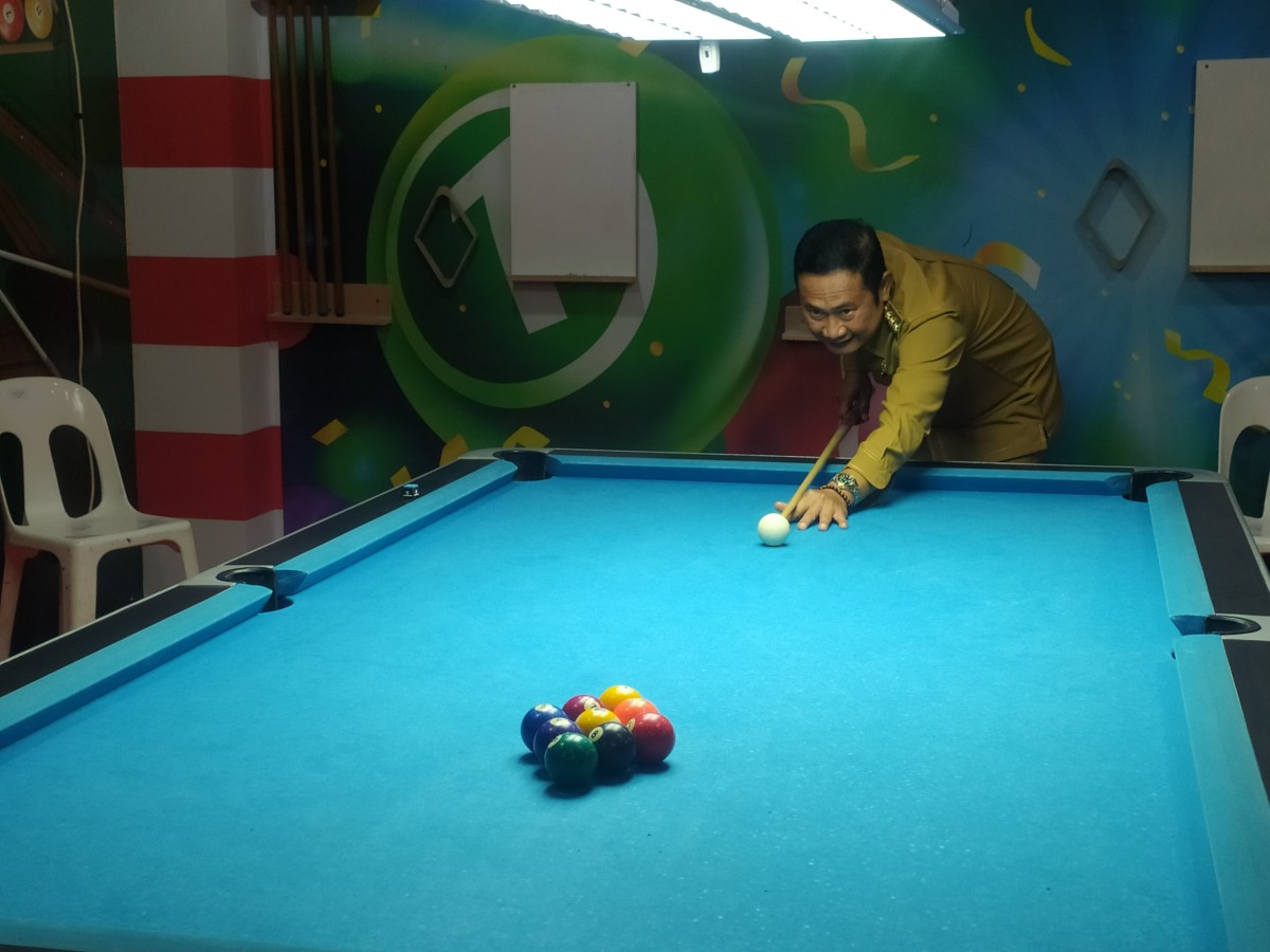 Bupati Lamongan Yuhronur Efendi membuka turnamen biliar di Plaza Lamongan. (Foto : Adyad Ammy Iffansah/jatimnow.com)