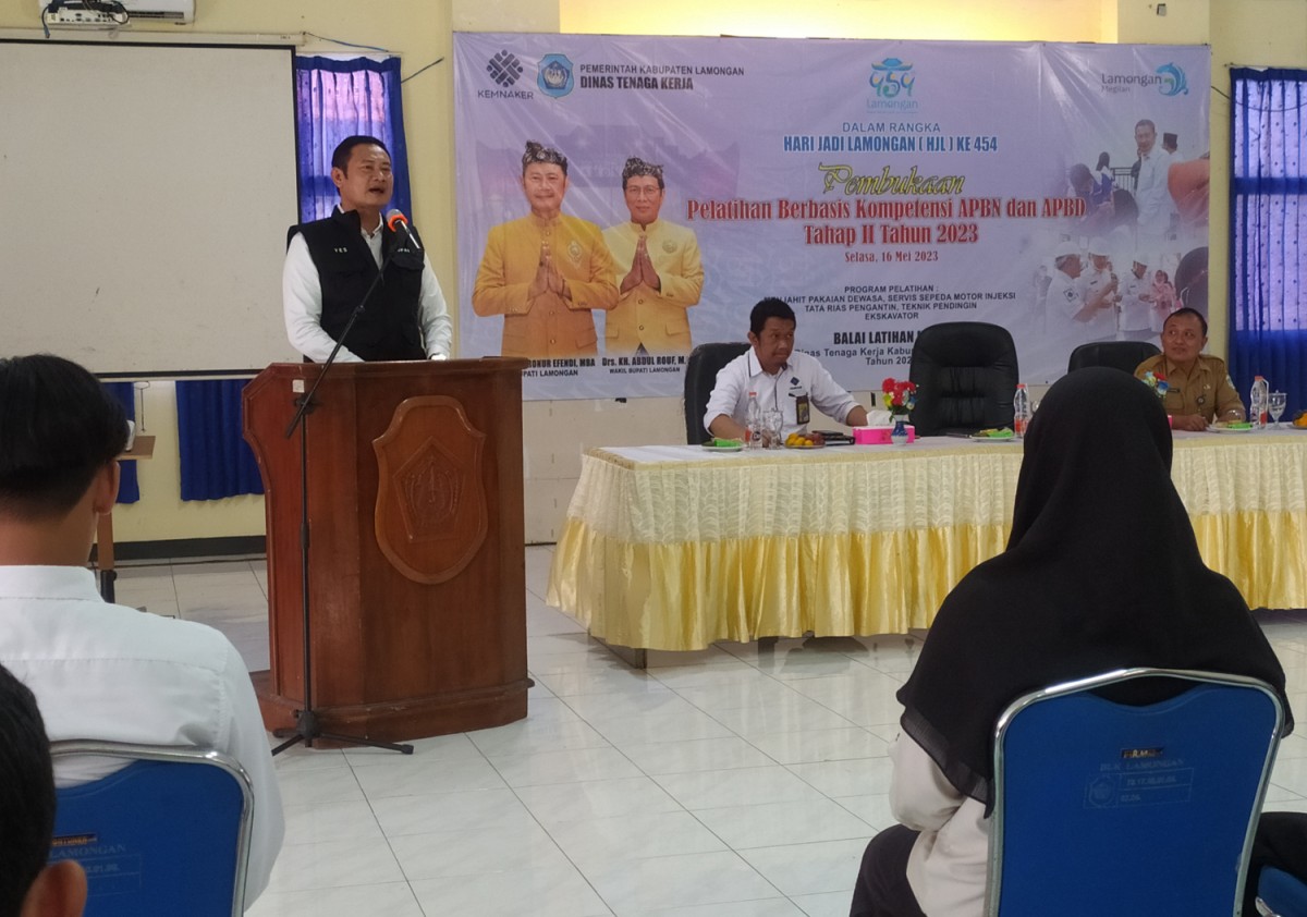 Bupati Lamongan, Yuhronur Efendi saat membuka program pelatihan kerja Disnakertrans (Foto: Adyad Ammy Iffansah/jatimnow.com)