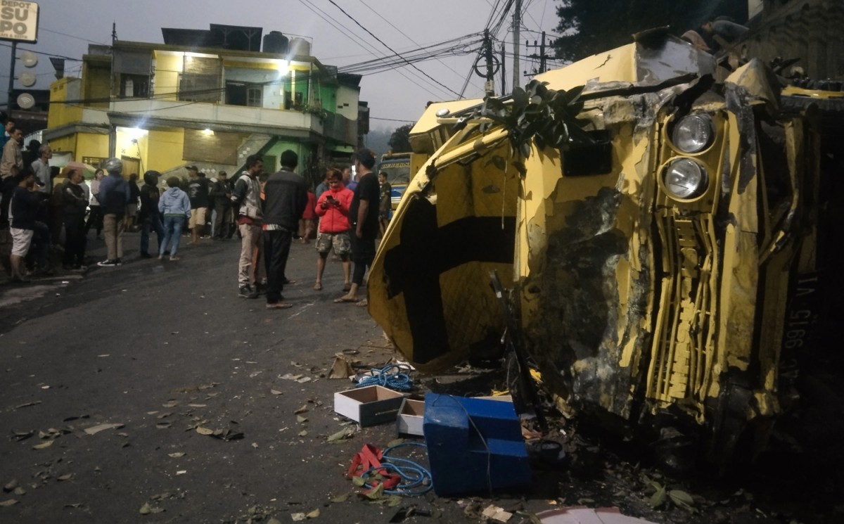 Kondisi truk yang terlibat kecelakaan di jalur Klemuk. (foto: Galih Rakasiwi/jatimnow.com)