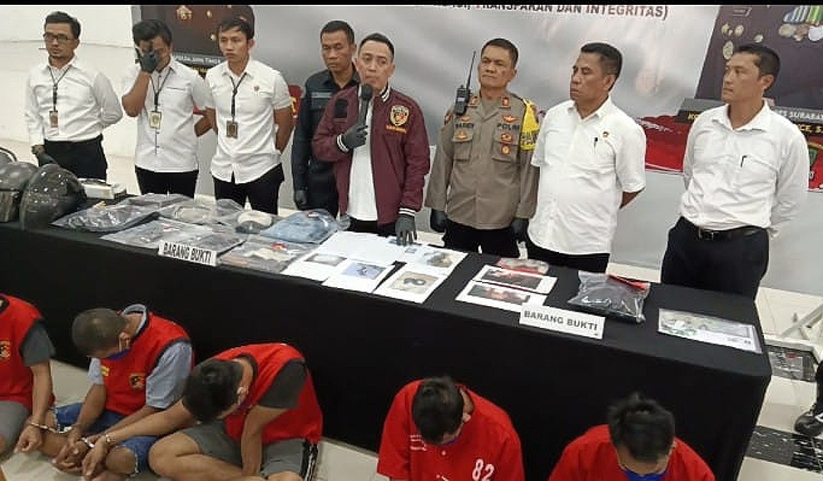 Petugas menunjukkan barang bukti dan para tersangka di halaman Polrestabes Surabaya.(foto: Fahrizal Tito/jatimnow.com)