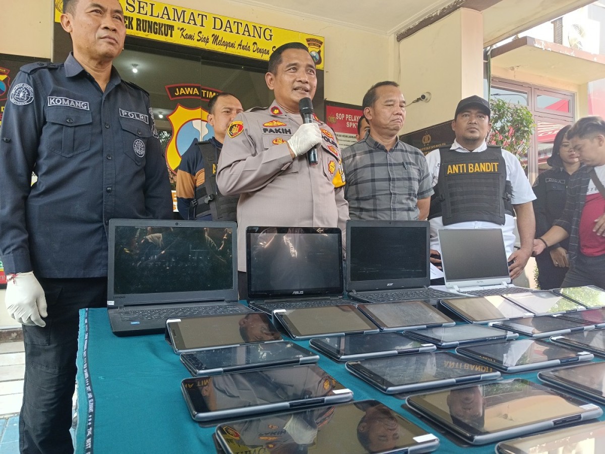 Barang bukti yang disita polisi. (Foto: Rama Indra/jatimnow.com)